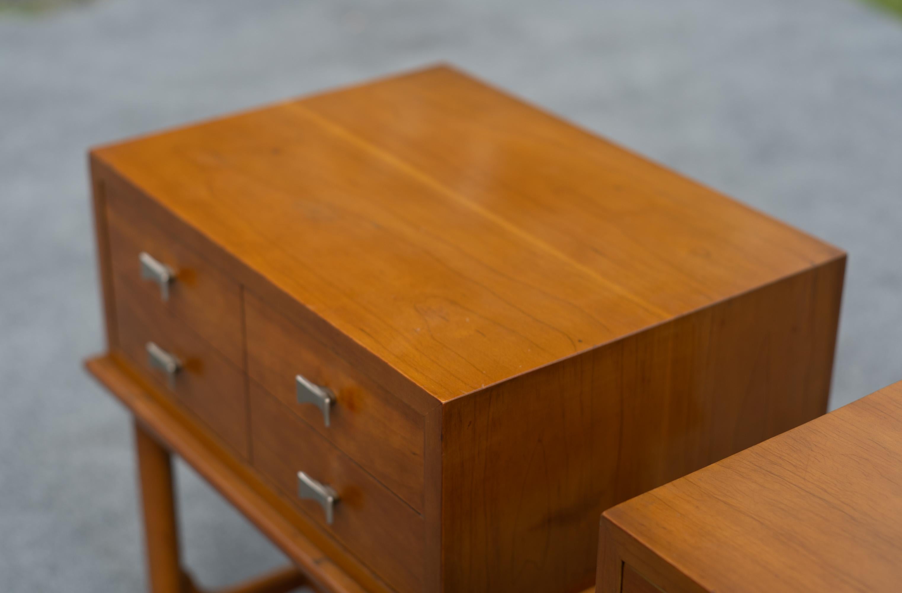 Rara coppia di Tavoli Weiman Comodini modernisti in acero e ottone di qualità Heirloom in vendita 3