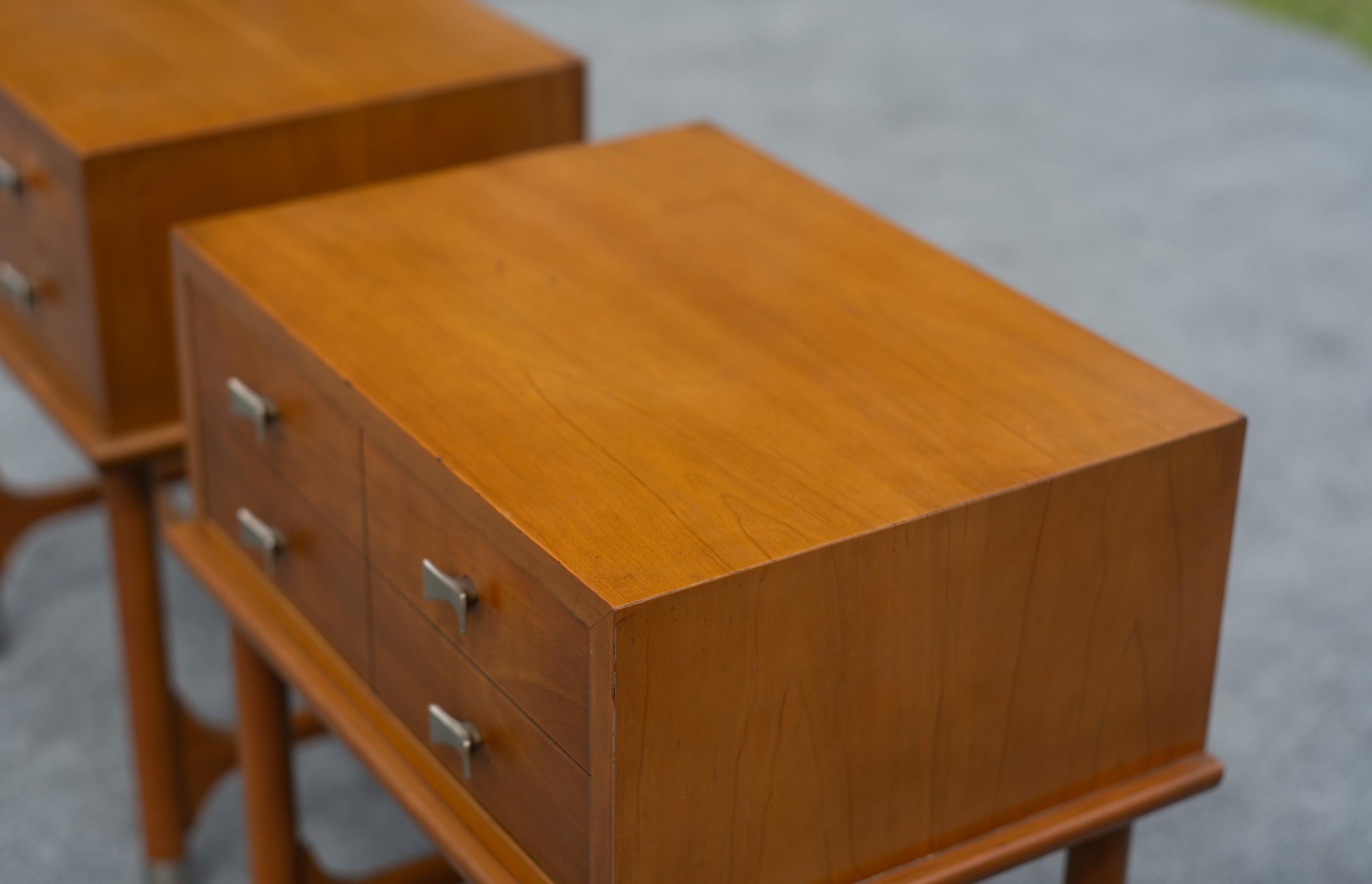 Rara coppia di Tavoli Weiman Comodini modernisti in acero e ottone di qualità Heirloom in vendita 4