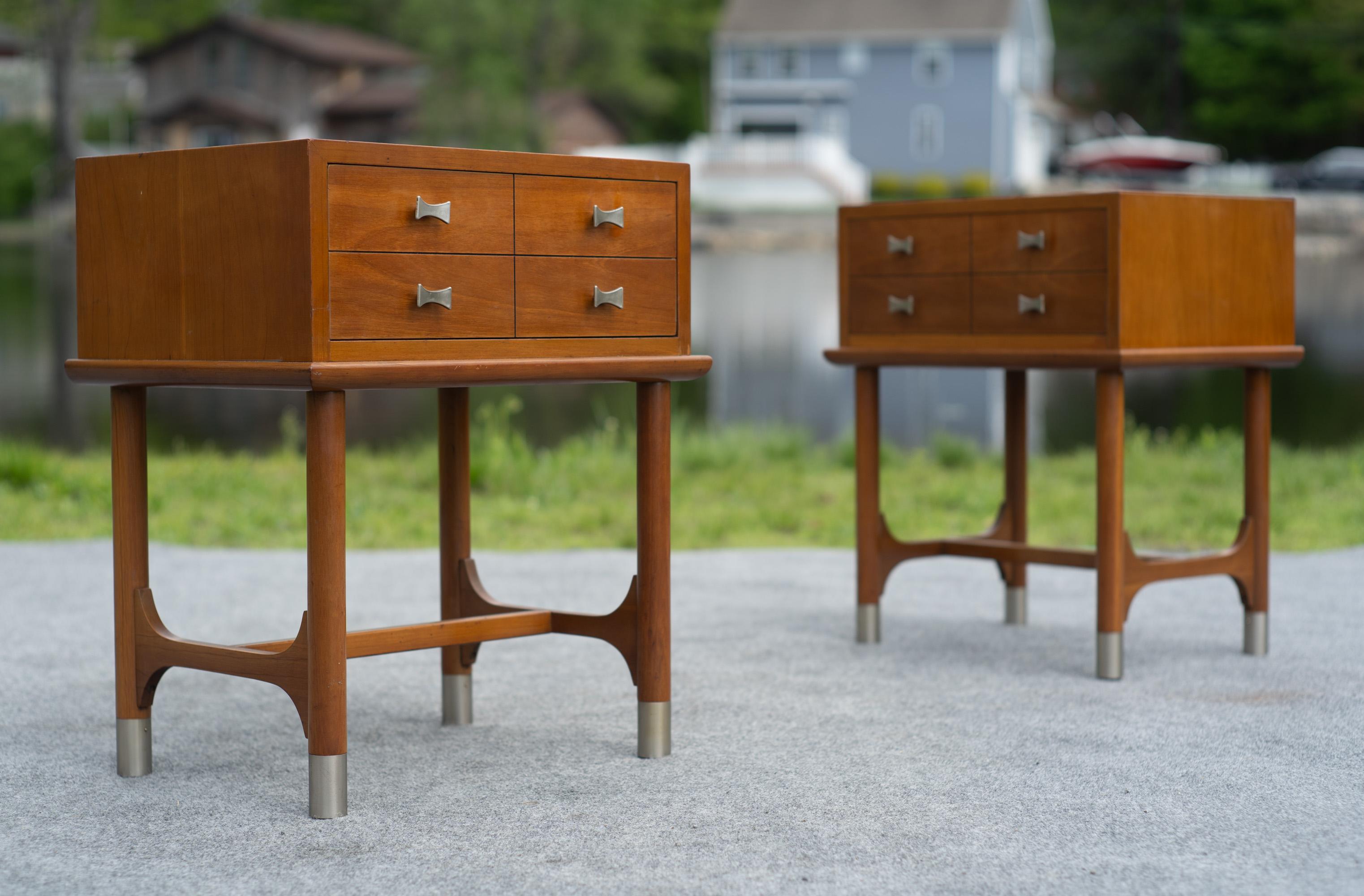 Rara coppia di Tavoli Weiman Comodini modernisti in acero e ottone di qualità Heirloom in vendita 5