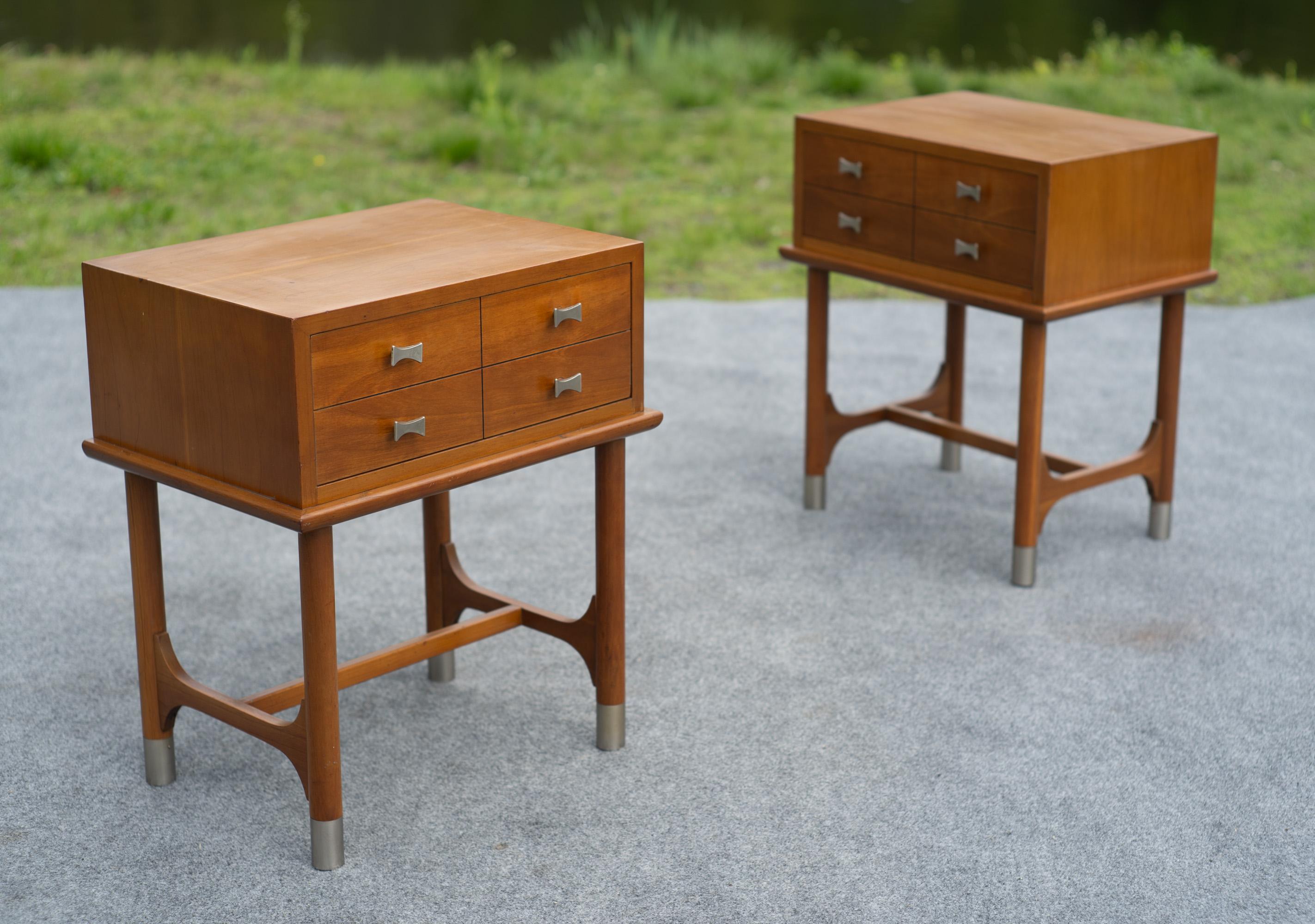 Rara coppia di Tavoli Weiman Comodini modernisti in acero e ottone di qualità Heirloom in vendita 6