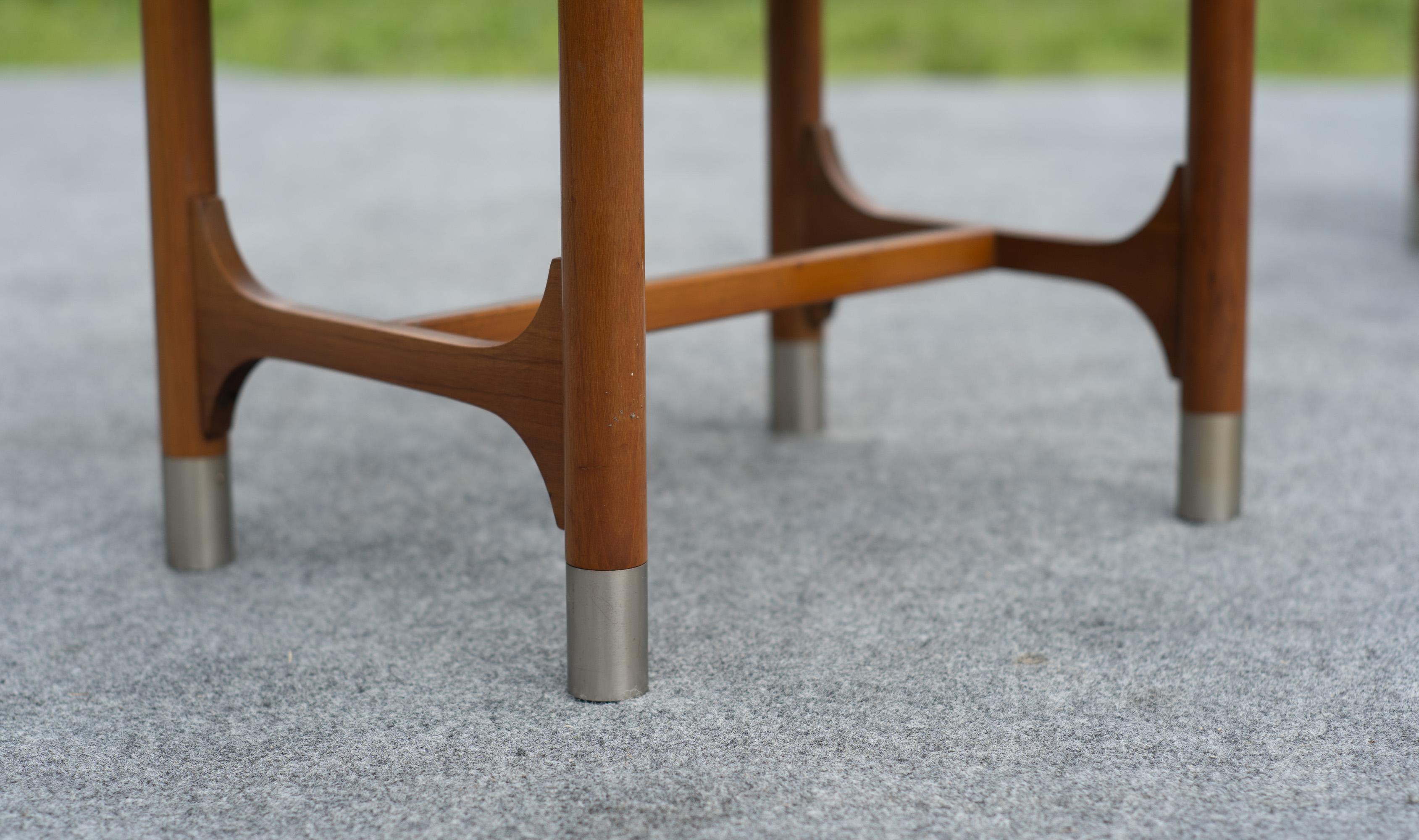 Rara coppia di Tavoli Weiman Comodini modernisti in acero e ottone di qualità Heirloom in vendita 7