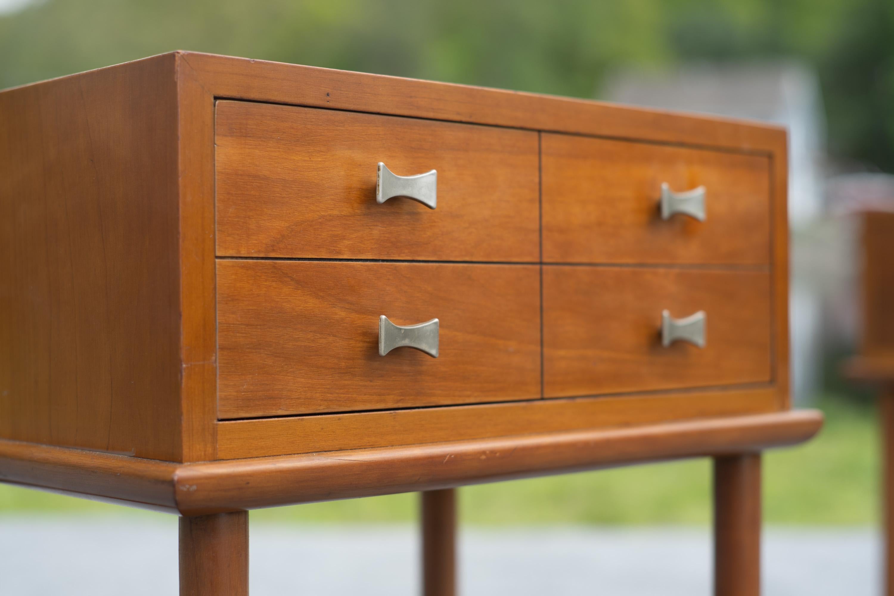 Rara coppia di Tavoli Weiman Comodini modernisti in acero e ottone di qualità Heirloom in vendita 8