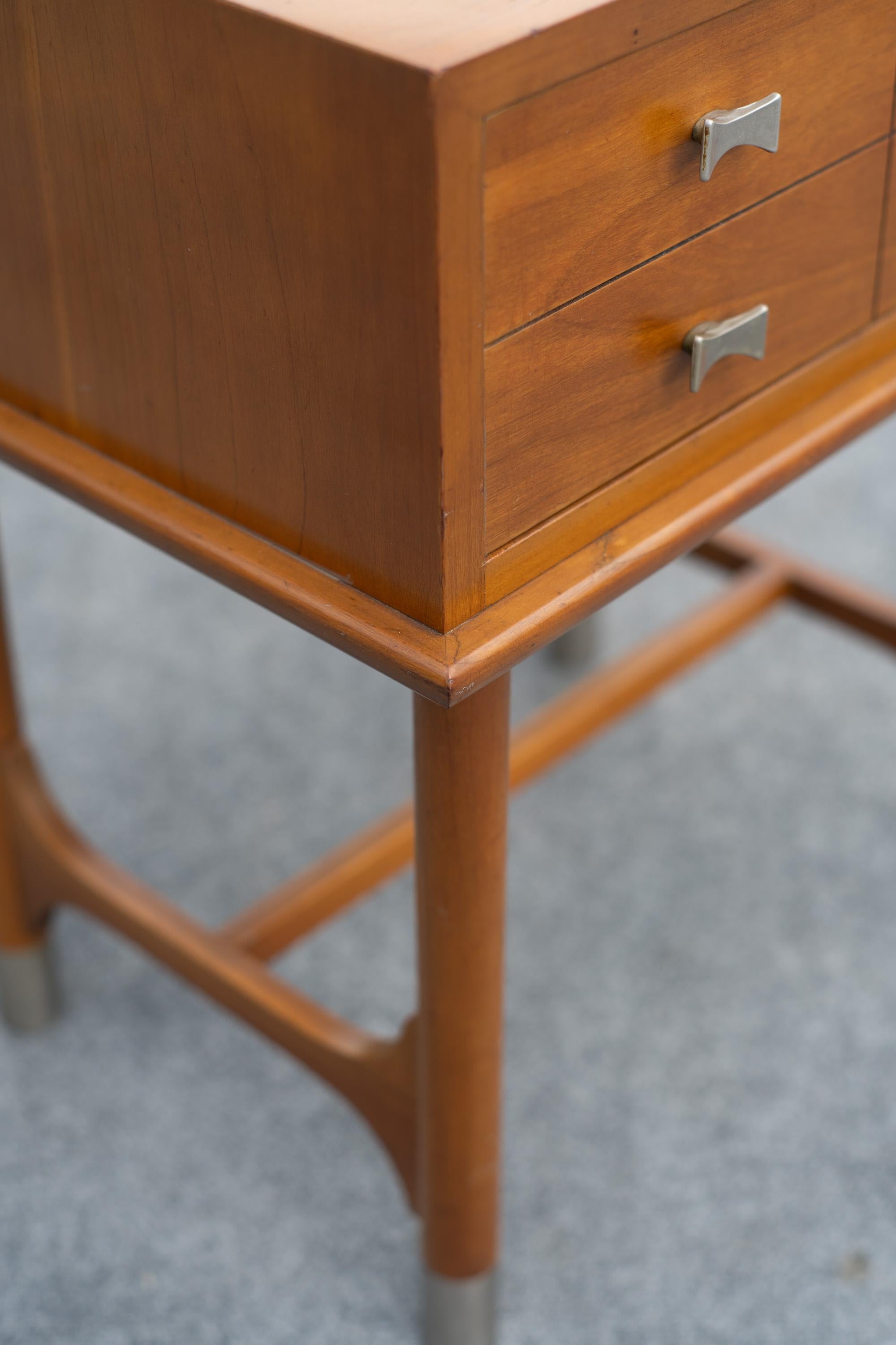 Rara coppia di Tavoli Weiman Comodini modernisti in acero e ottone di qualità Heirloom in vendita 9