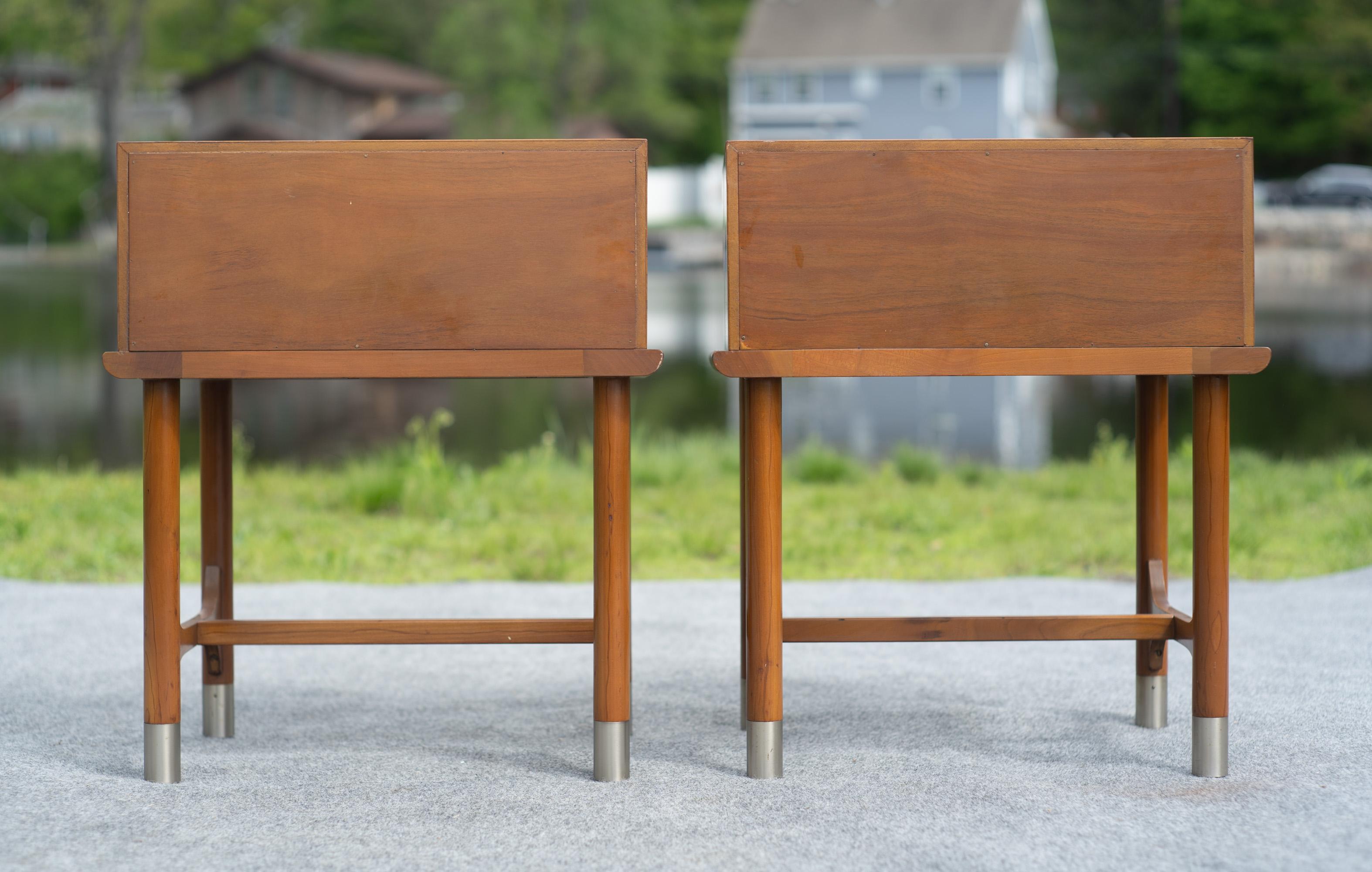 Rara coppia di Tavoli Weiman Comodini modernisti in acero e ottone di qualità Heirloom in vendita 11
