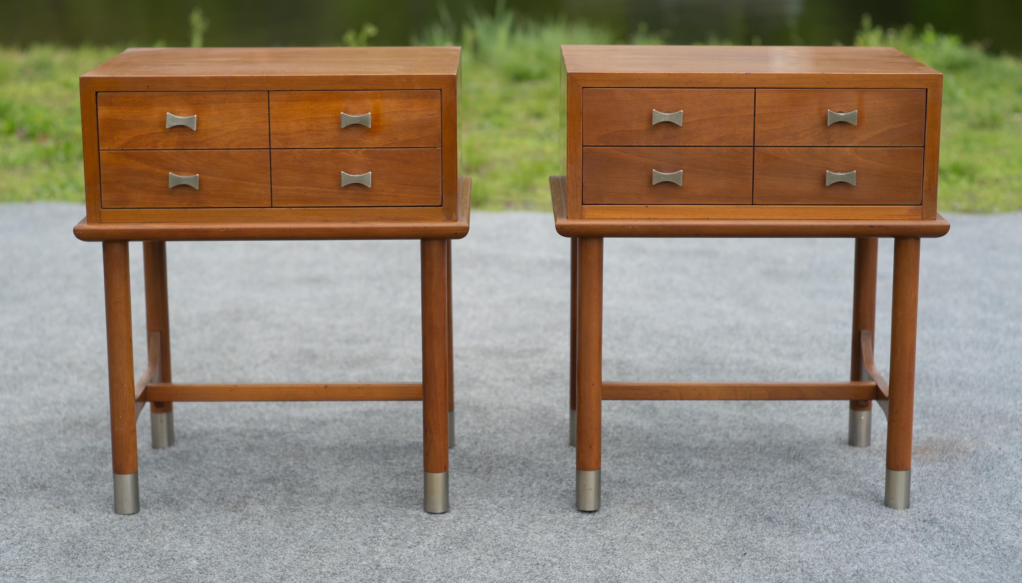 Progettati e realizzati negli Stati Uniti da Weiman Tables, questi comodini si discostano notevolmente da ciò che ha reso Weiman così famoso tra gli anni '20 e '40. Rispetto ai modelli più comuni, questa coppia è meravigliosamente modernista. I