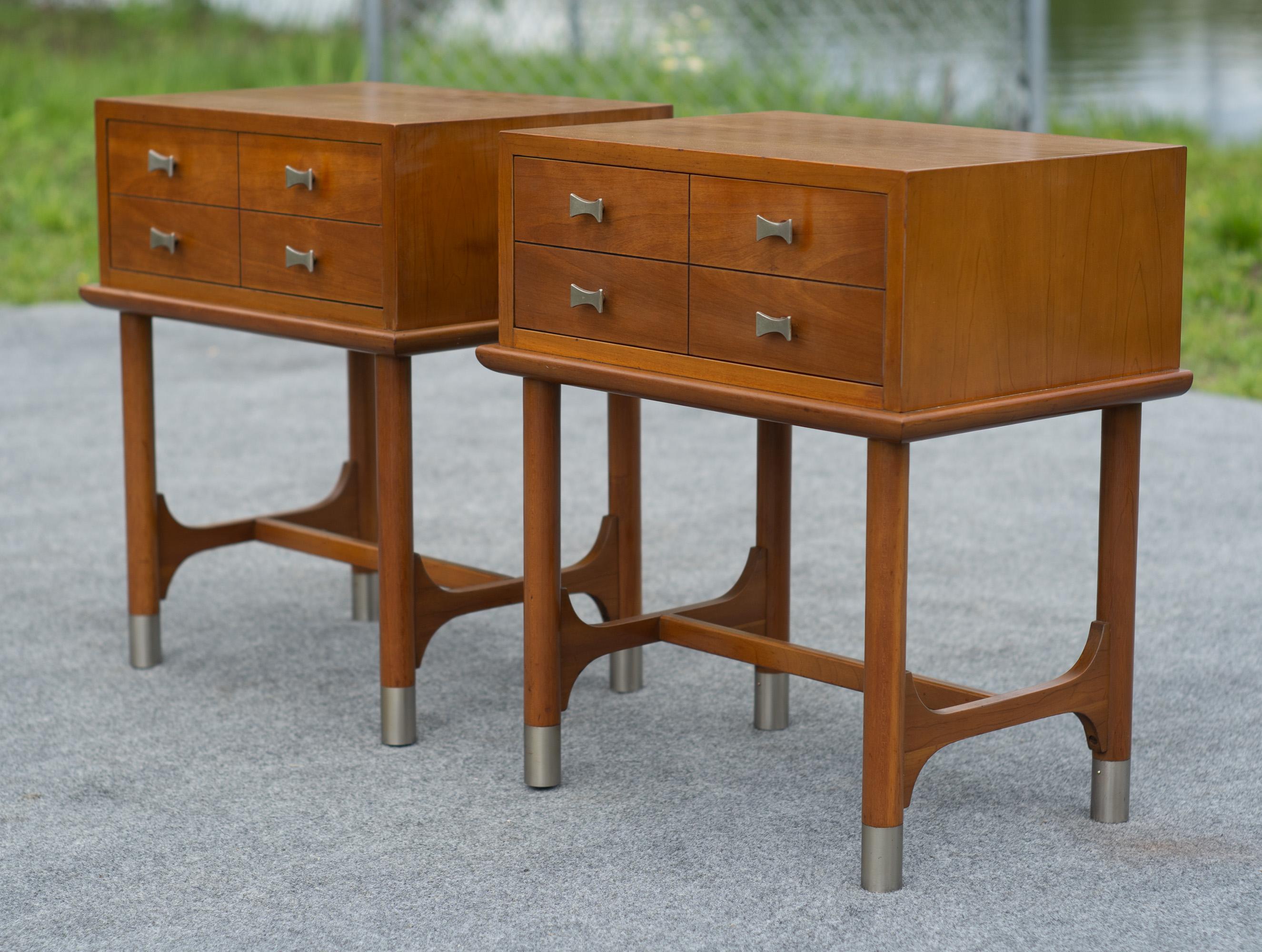 Mid-Century moderno Rara coppia di Tavoli Weiman Comodini modernisti in acero e ottone di qualità Heirloom in vendita