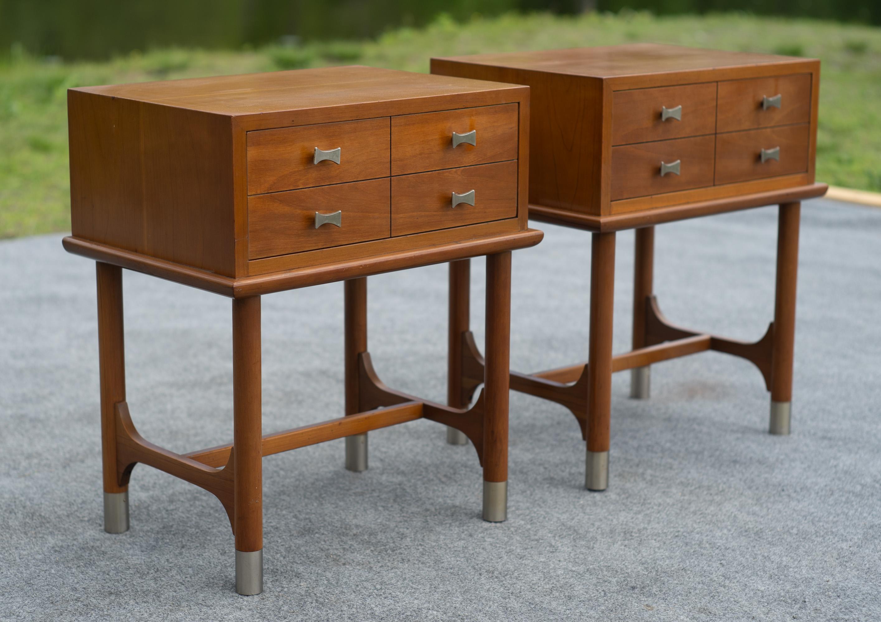 Americano Rara coppia di Tavoli Weiman Comodini modernisti in acero e ottone di qualità Heirloom in vendita