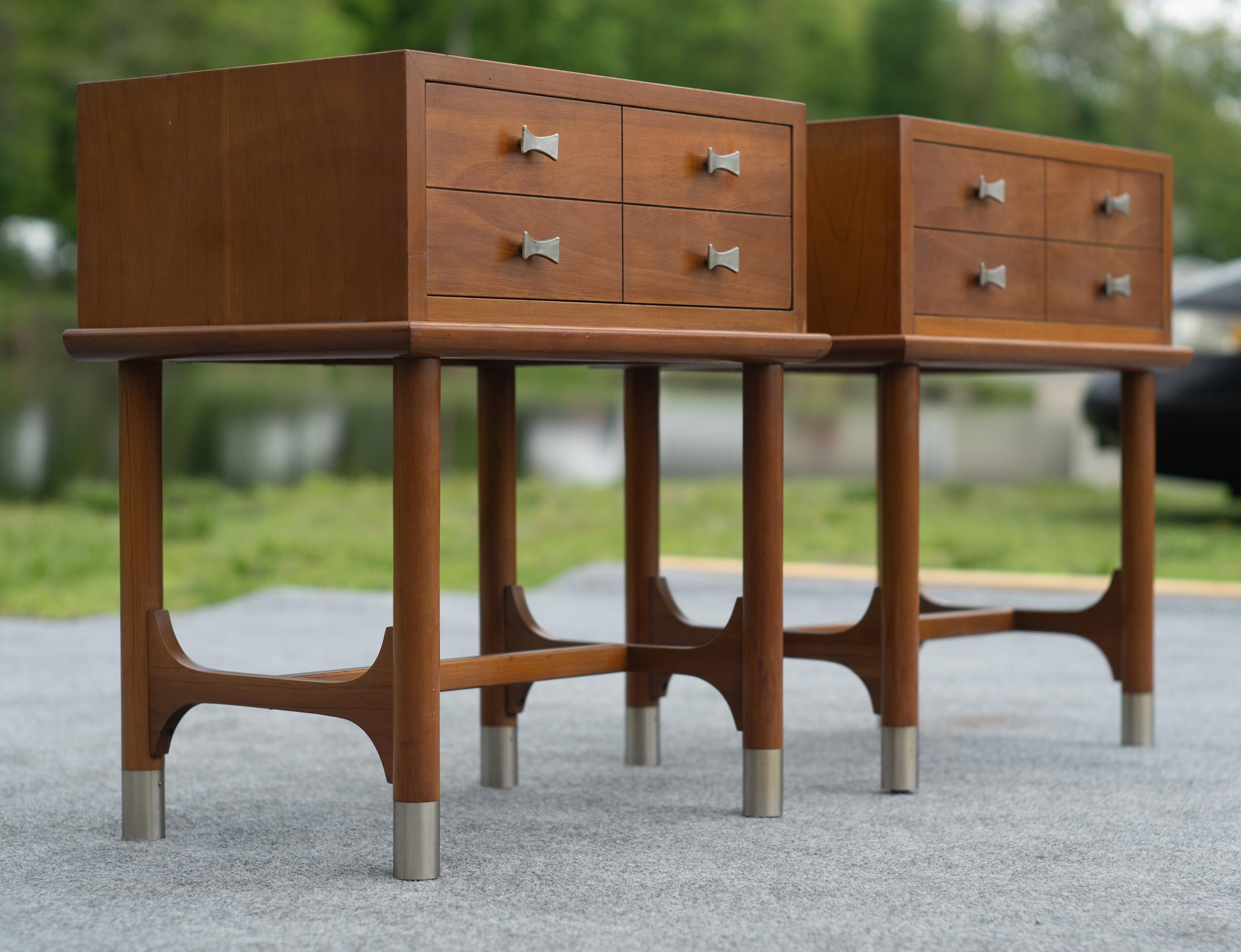 Rara coppia di Tavoli Weiman Comodini modernisti in acero e ottone di qualità Heirloom In condizioni buone in vendita a Philadelphia, PA