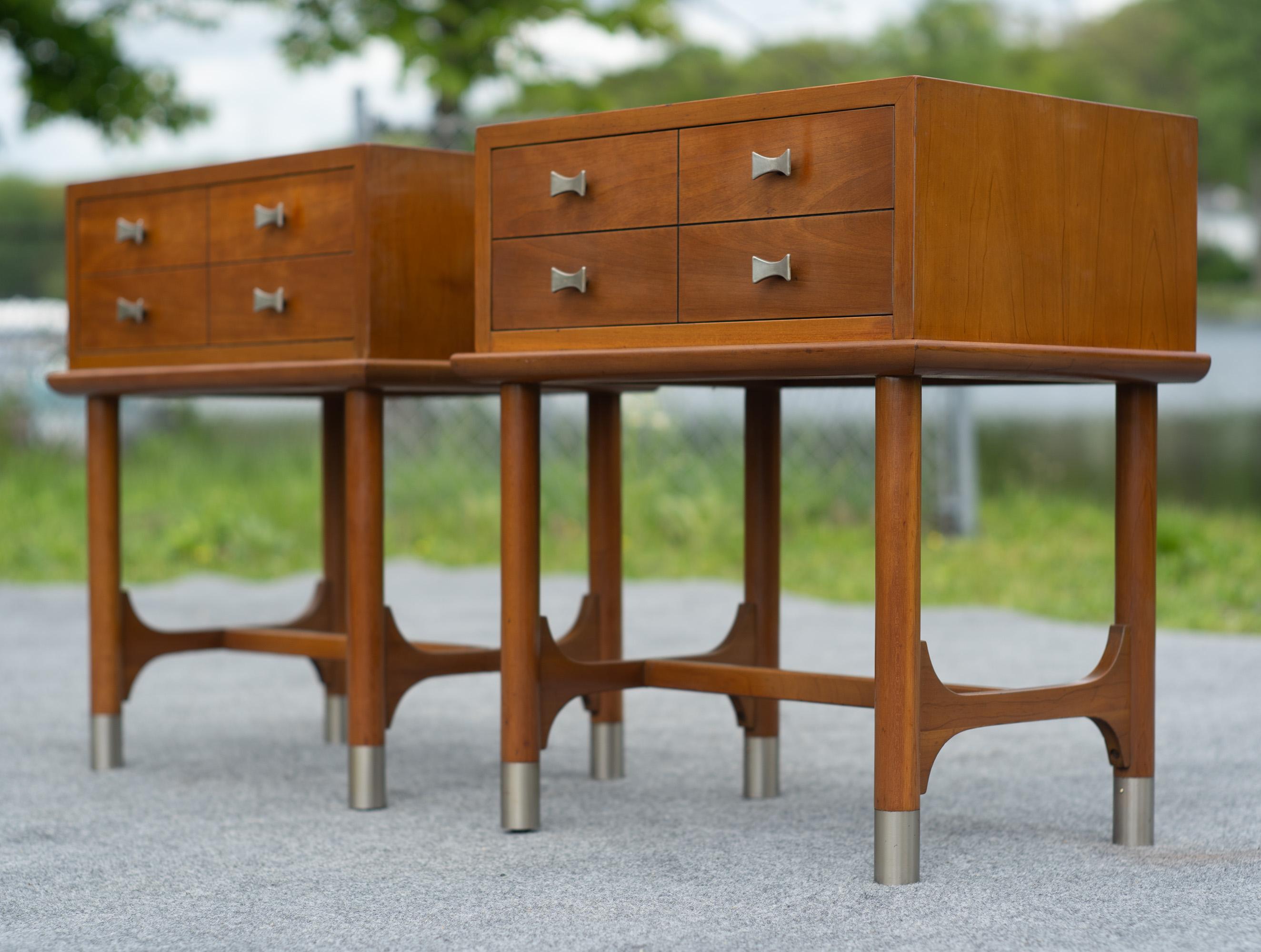 Metà XX secolo Rara coppia di Tavoli Weiman Comodini modernisti in acero e ottone di qualità Heirloom in vendita