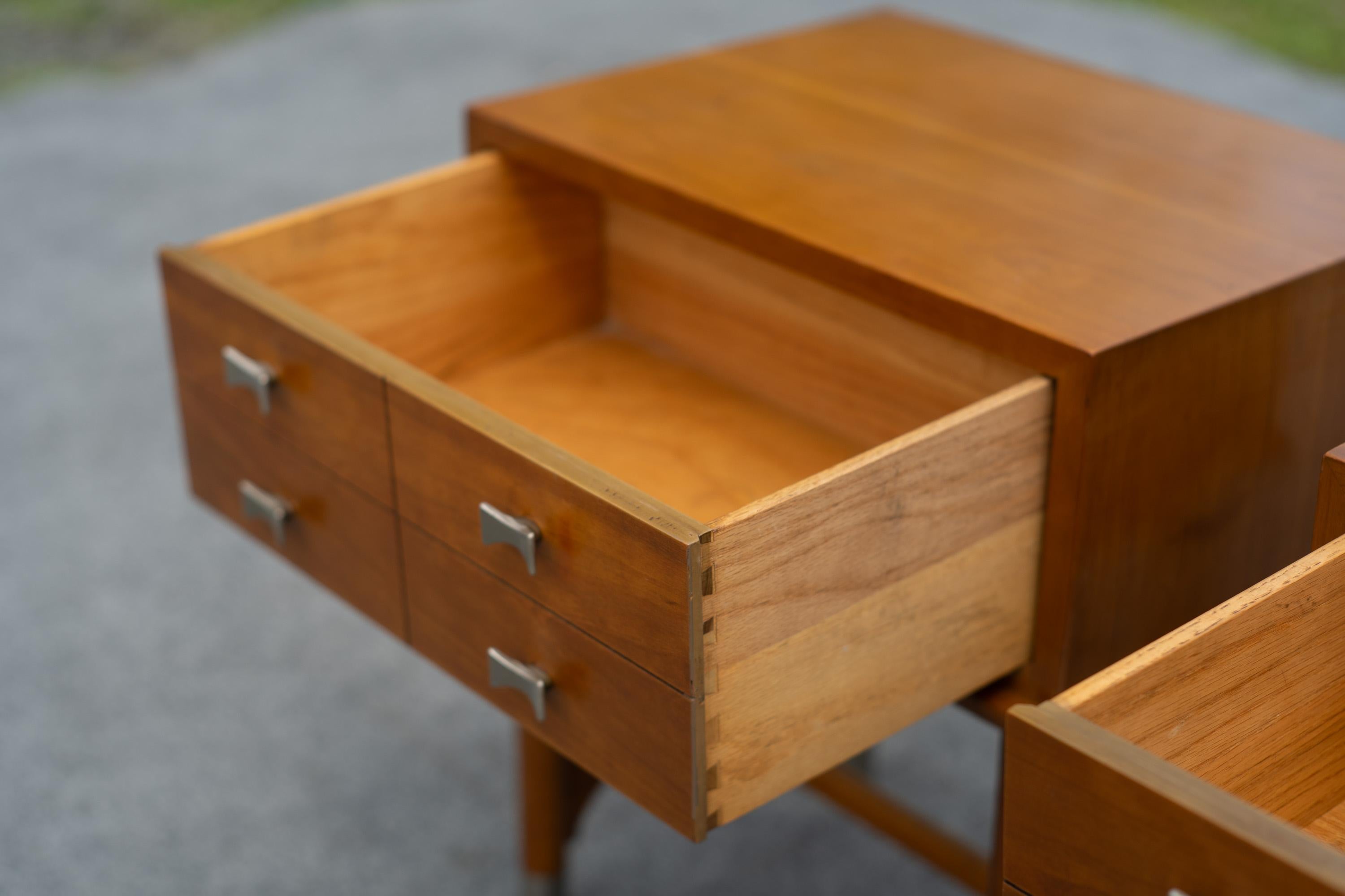 Metallo Rara coppia di Tavoli Weiman Comodini modernisti in acero e ottone di qualità Heirloom in vendita