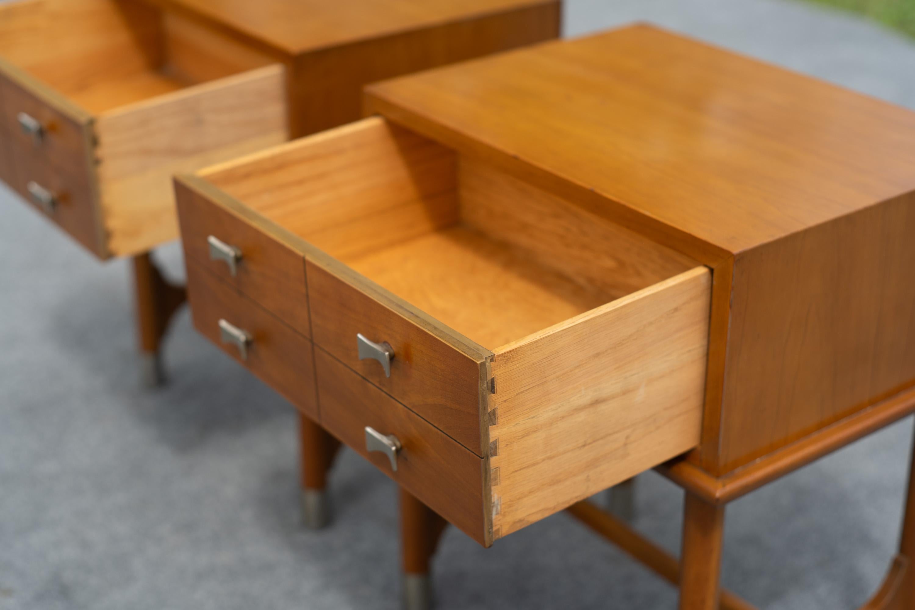 Rara coppia di Tavoli Weiman Comodini modernisti in acero e ottone di qualità Heirloom in vendita 1