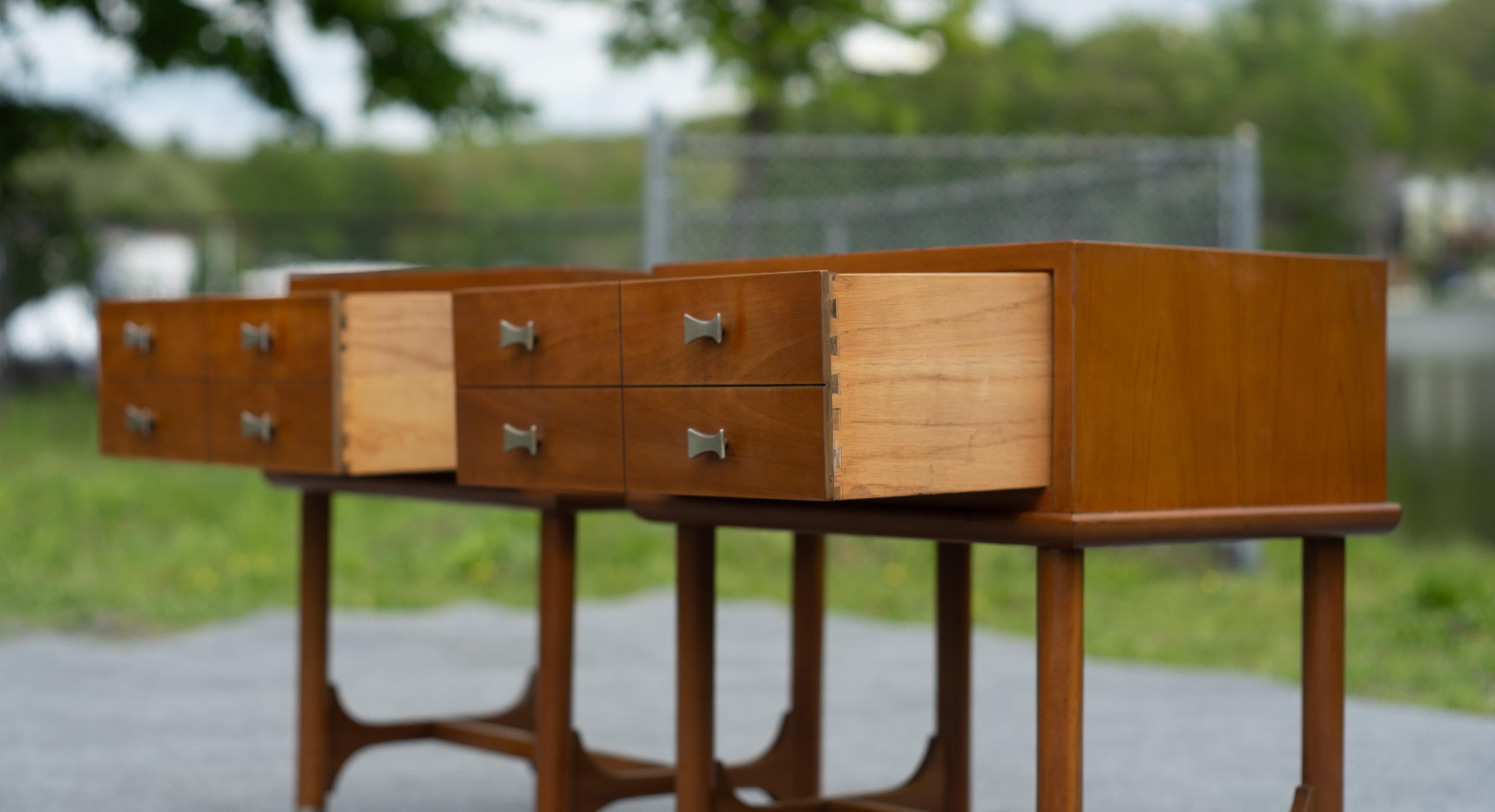 Rara coppia di Tavoli Weiman Comodini modernisti in acero e ottone di qualità Heirloom in vendita 2