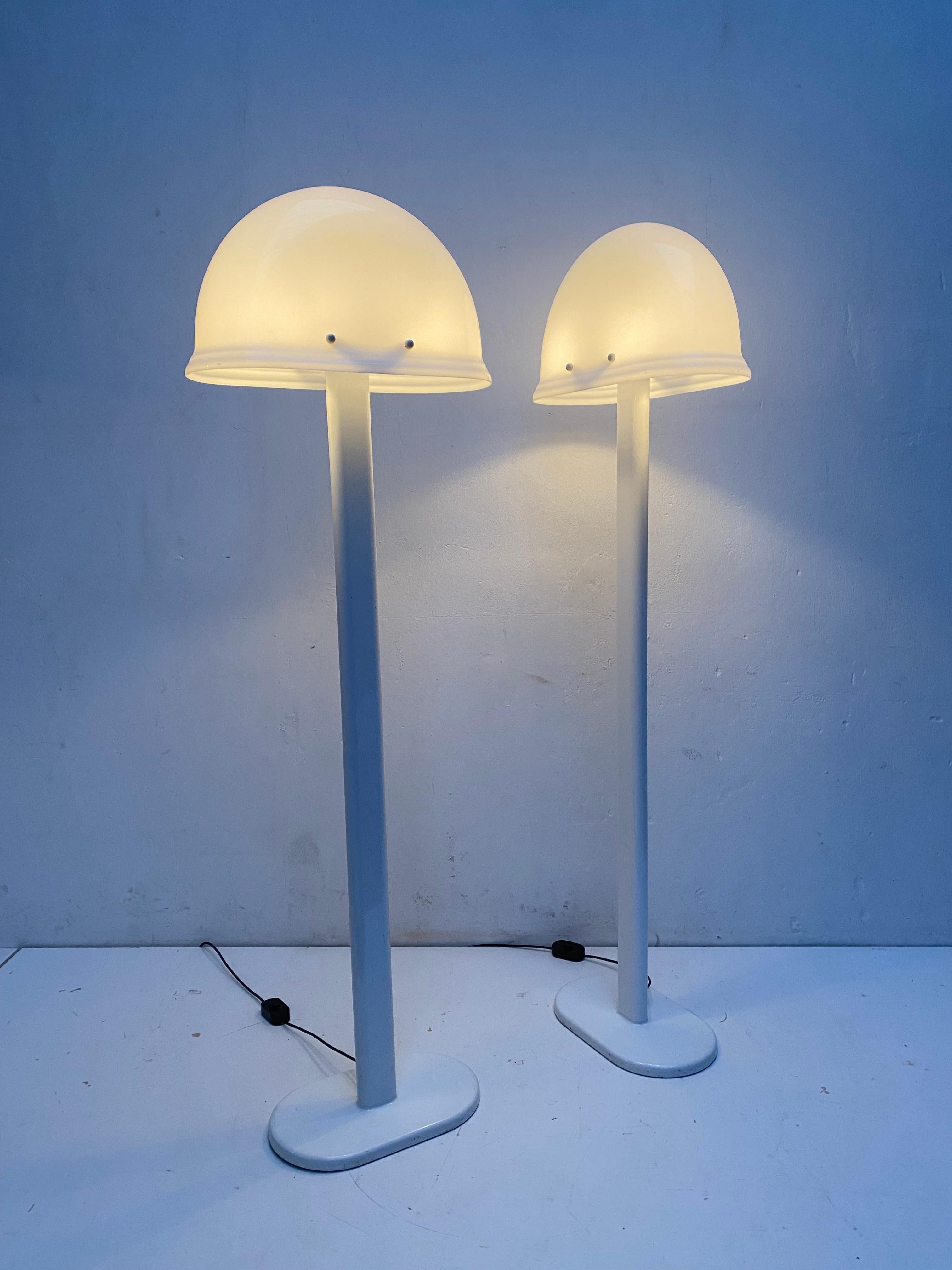 Seltenes Paar weißer Rodolfo Bonetto-Stehlampen aus dem Space Age-Zeitalter für iGuzzini, Italien, 1970 (Emailliert) im Angebot