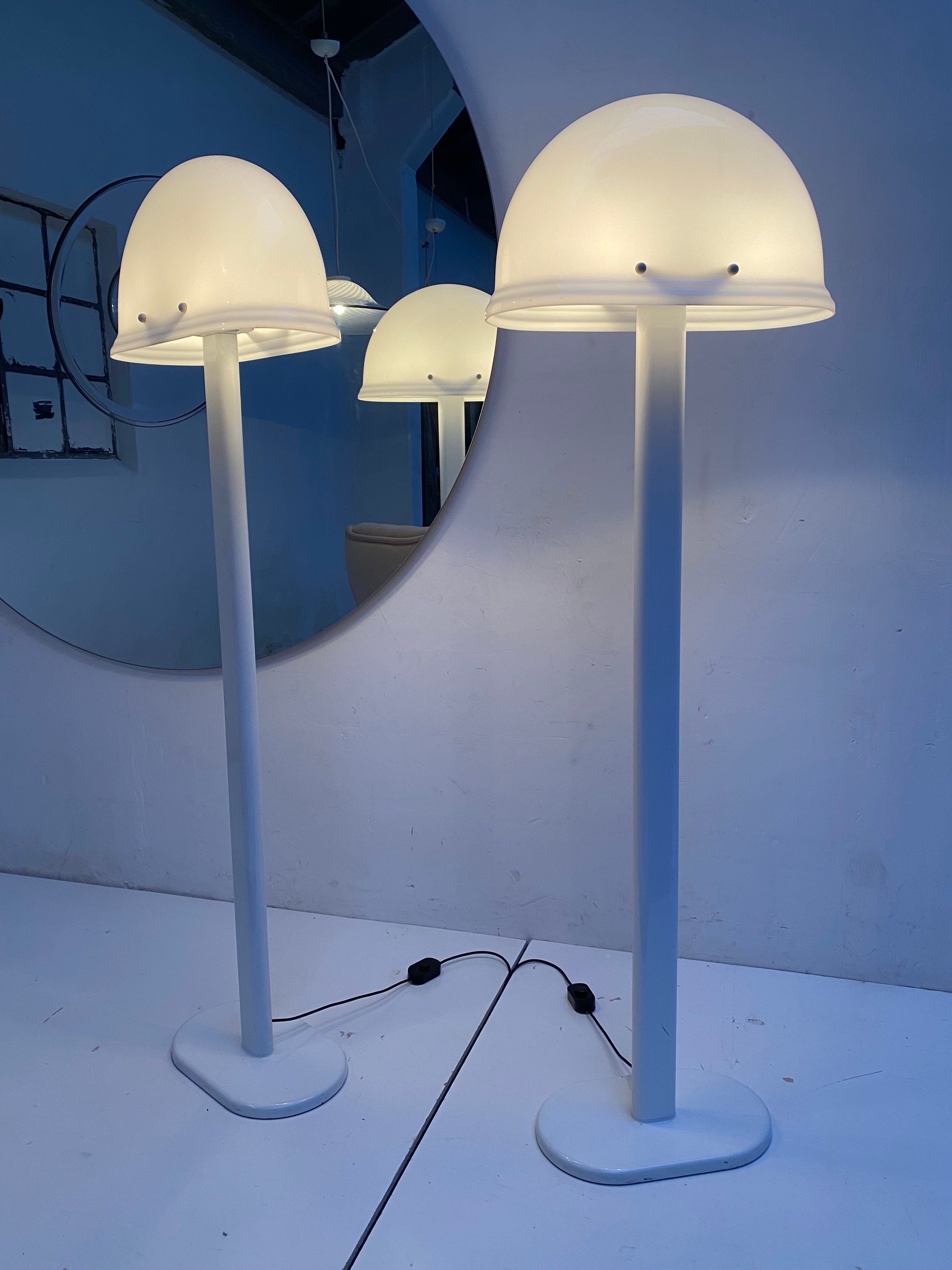 Seltenes Paar weißer Rodolfo Bonetto-Stehlampen aus dem Space Age-Zeitalter für iGuzzini, Italien, 1970 (Metall) im Angebot