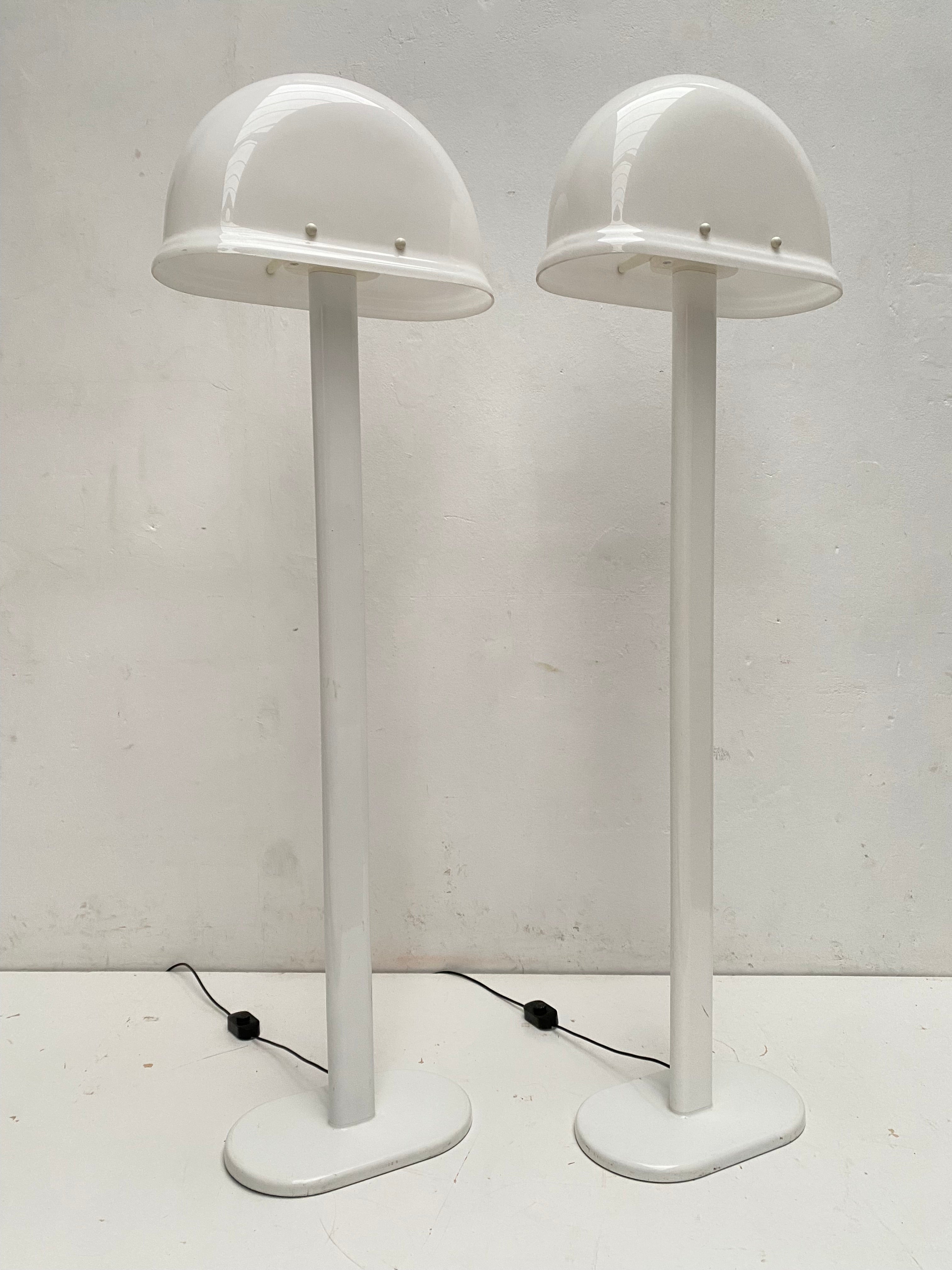 Seltenes Paar weißer Rodolfo Bonetto-Stehlampen aus dem Space Age-Zeitalter für iGuzzini, Italien, 1970 im Angebot 1