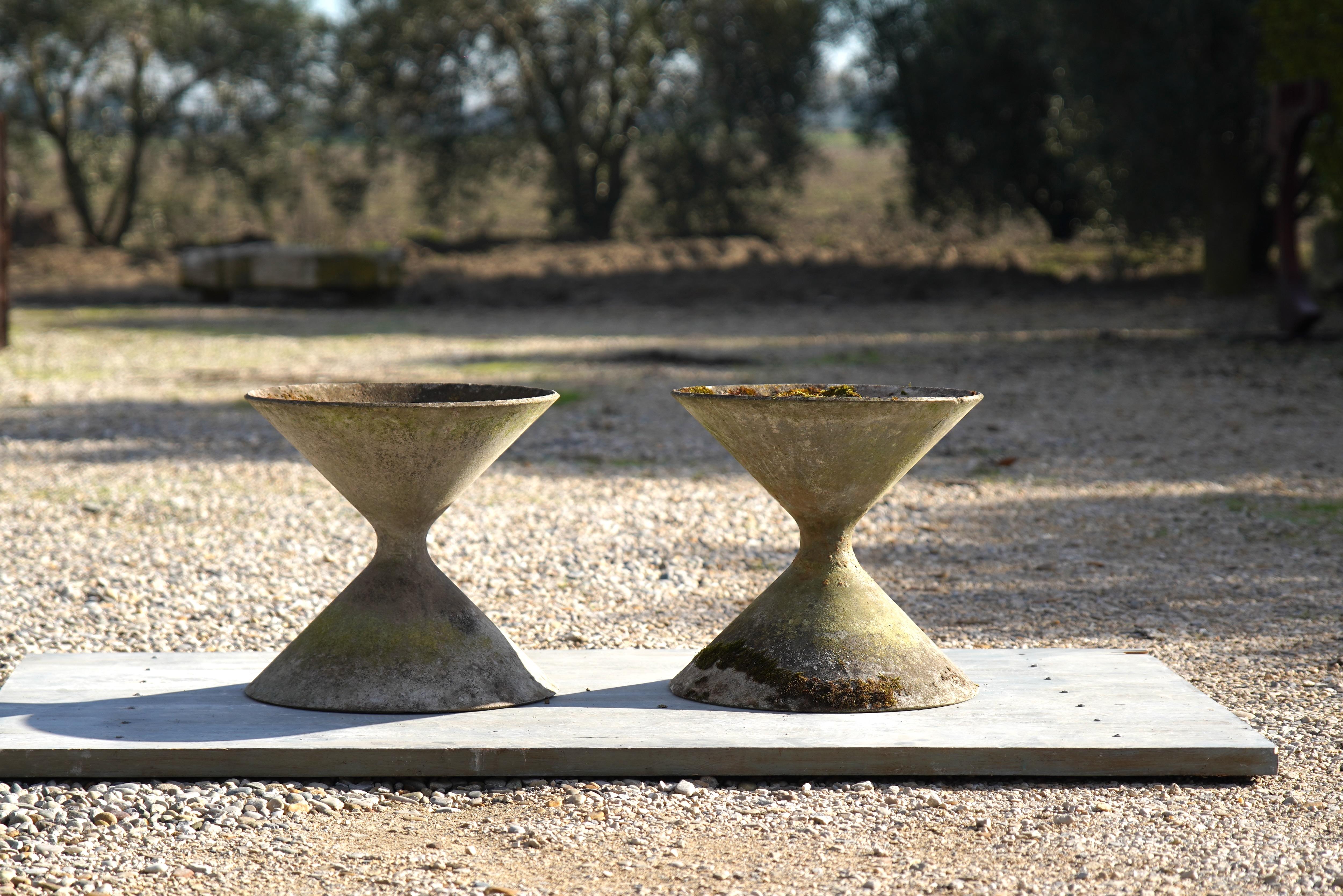 Vintage pair of rarely seen vintage Hourglass Planters by Swiss neo-functionalist and industrial design pioneer Willy Guhl for Eternit, Switzerland, circa 1970. 

These hourglass planters are shorter and wider than the usual 'Diablo' planters by