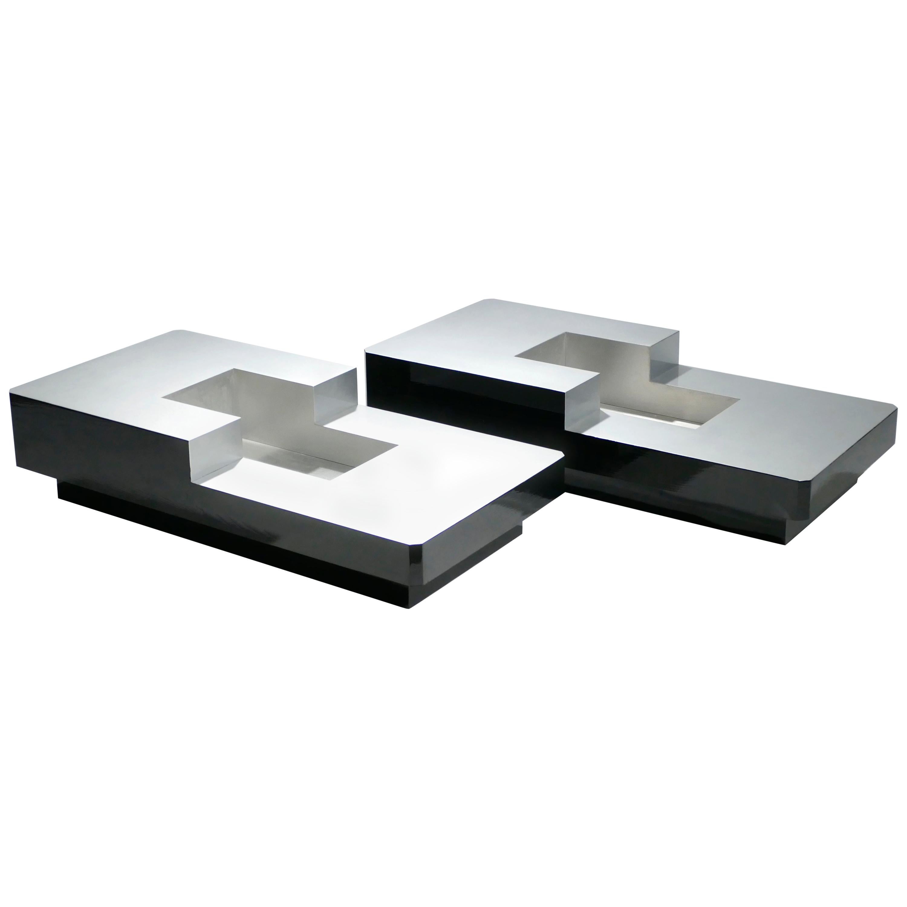 An interesting piece by Italian designer Willy Rizzo, this pair of coffee tables features a bar space in the center, typical of the designer’s work. Its sophisticated color scheme—a lacquered light grey top and black sides—give the pieces a