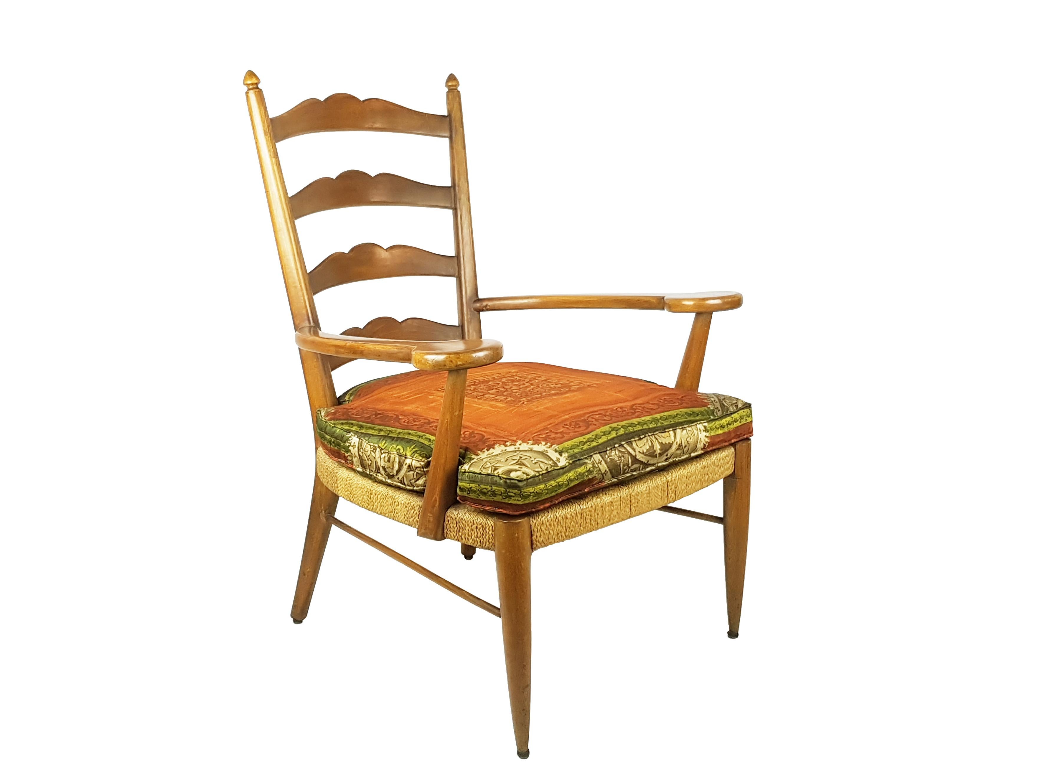 Raro set di 4 poltrone disegnate da Ico Parisi nel 1949 probabilmente per il mobilificio Baleri. Appartengono alla produzione artigianale di Parisi.
Il set è in ottime condizioni vintage: patina originale del legno; 2 aste orizzontali tra le gambe