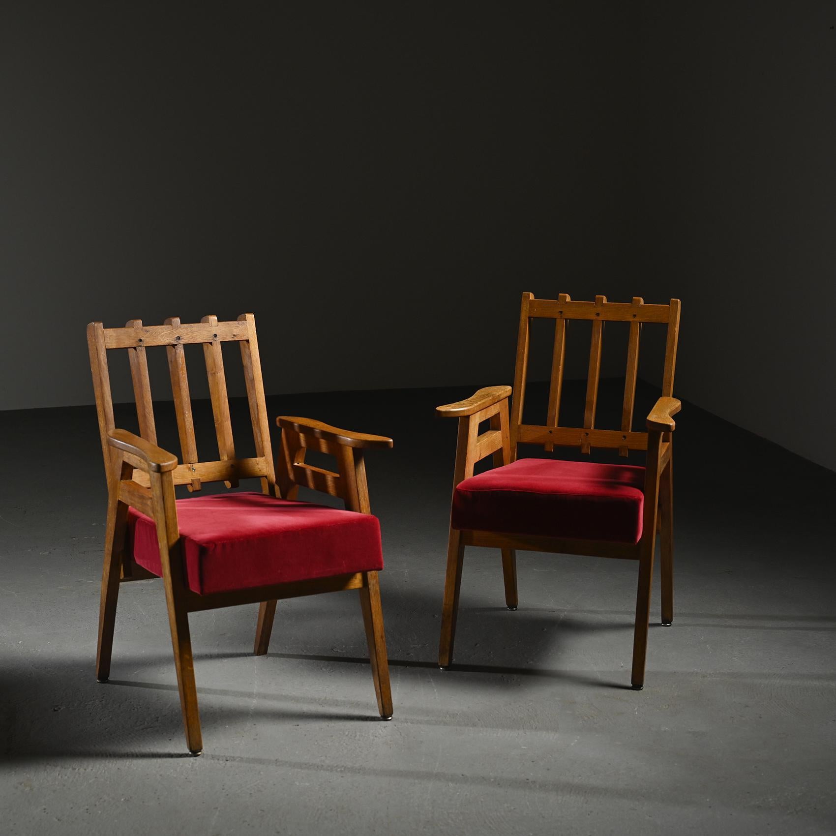  Paire de fauteuils en bois massif conçus par Henry Jacques Le Même pour un chalet à Megève vers 1950. Leur structure ajourée, leurs accoudoirs plats et leurs pieds inclinés reflètent le caractère fonctionnel et raffiné du modernisme alpin développé