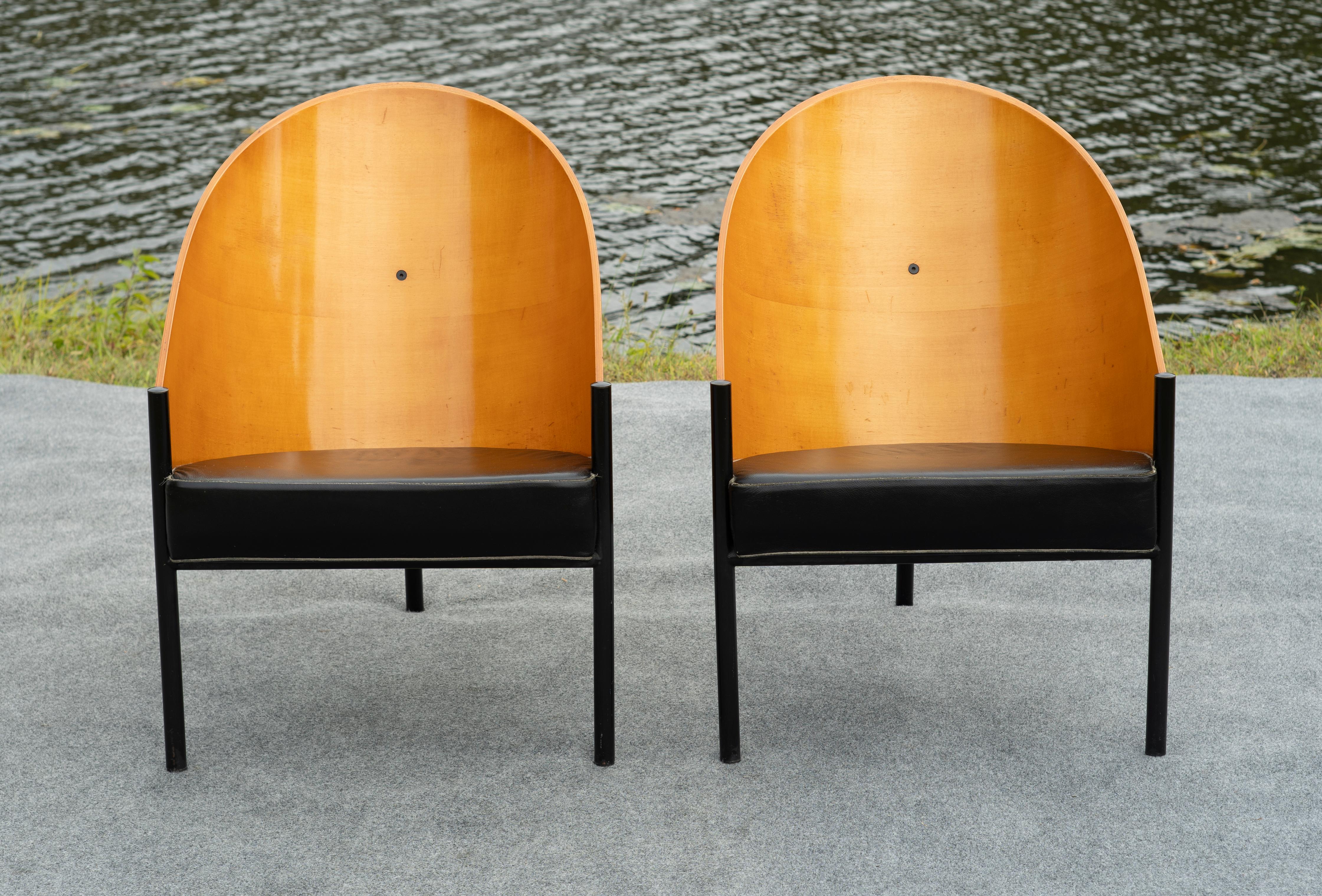 Ces magnifiques chaises ont été conçues par Philippe Starck pour le fabricant italien Driade et ont été construites dans les années 1980. Peu d'entre eux sont arrivés aux États-Unis et très peu ont été produits dans cette combinaison de couleurs. Le