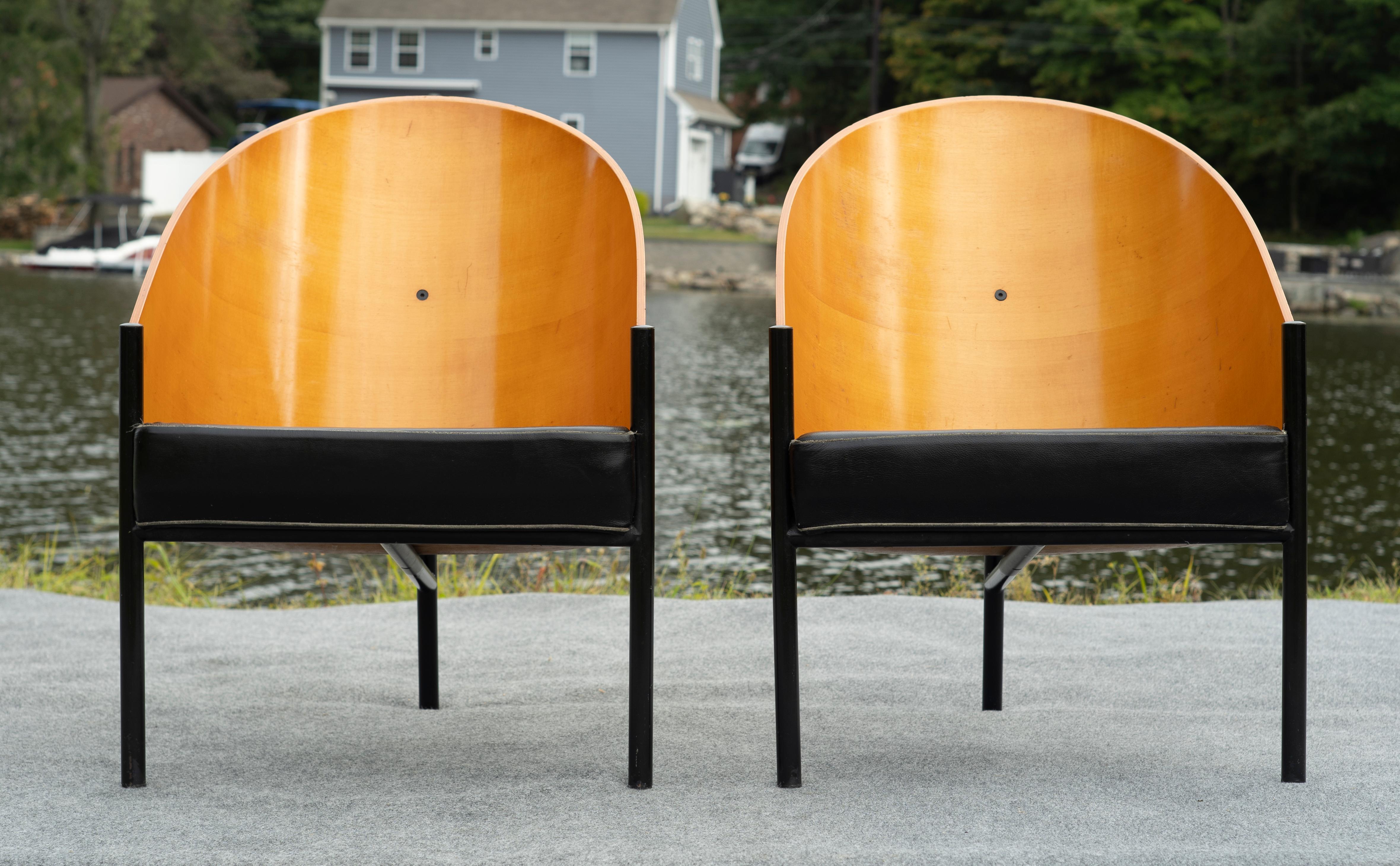 Moderne Rare paire de chaises longues Philippe Starck for Driade Pratfall en cuir noir et Oak Oak en vente