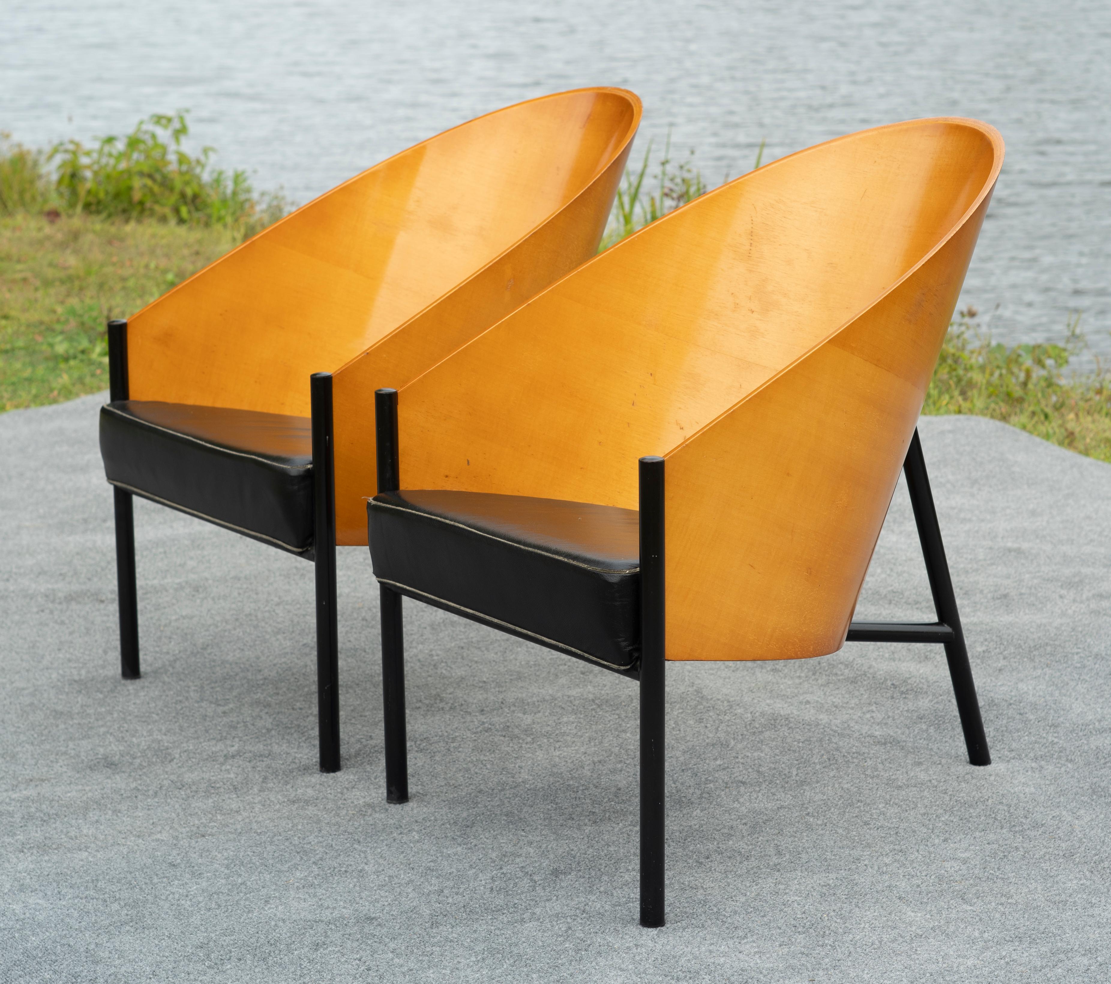 italien Rare paire de chaises longues Philippe Starck for Driade Pratfall en cuir noir et Oak Oak en vente
