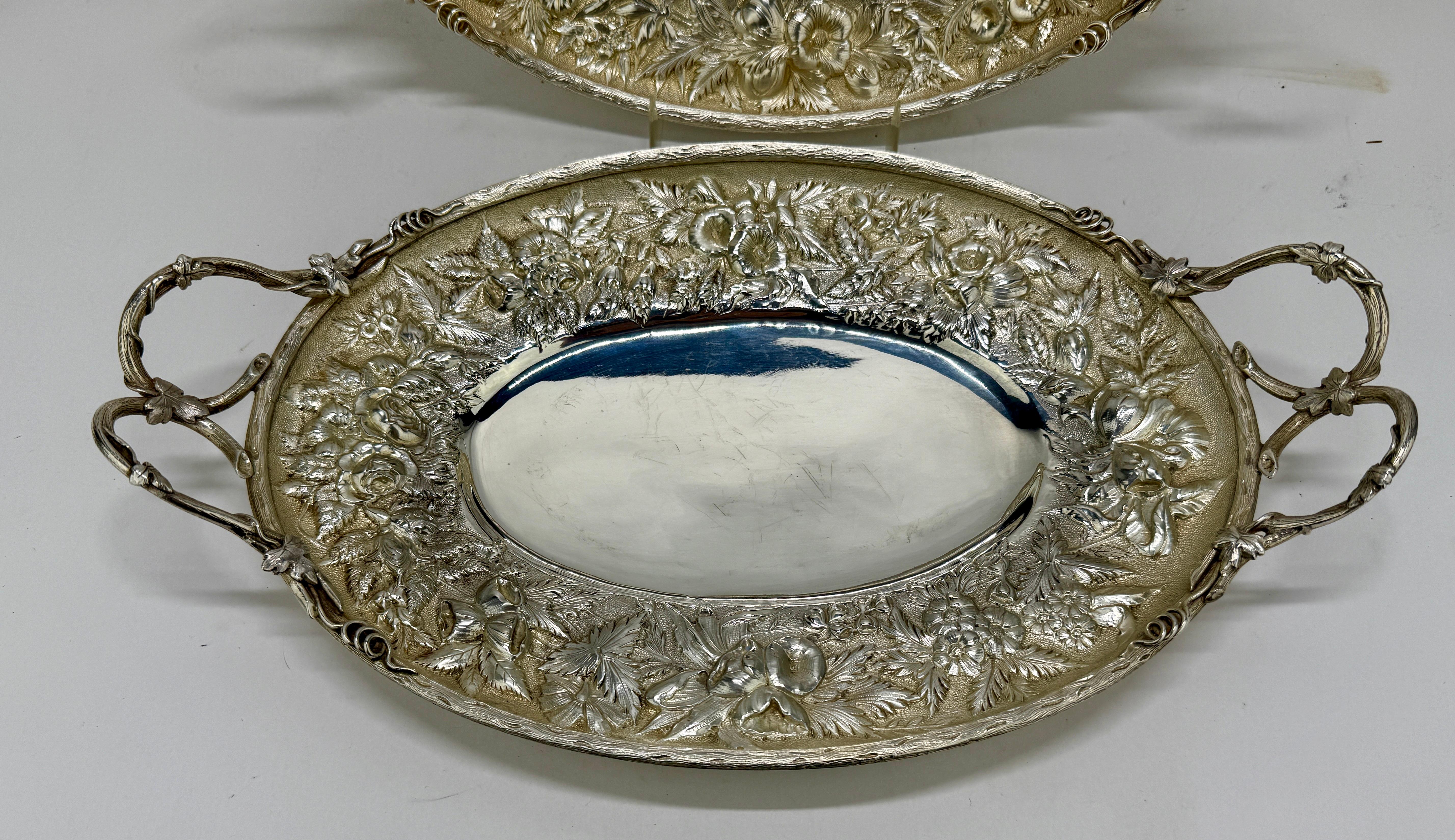 PAR RARO, S. Kirk & Sons Cestas de fruta de plata de ley con mango de vid y repoussé Art Nouveau en venta