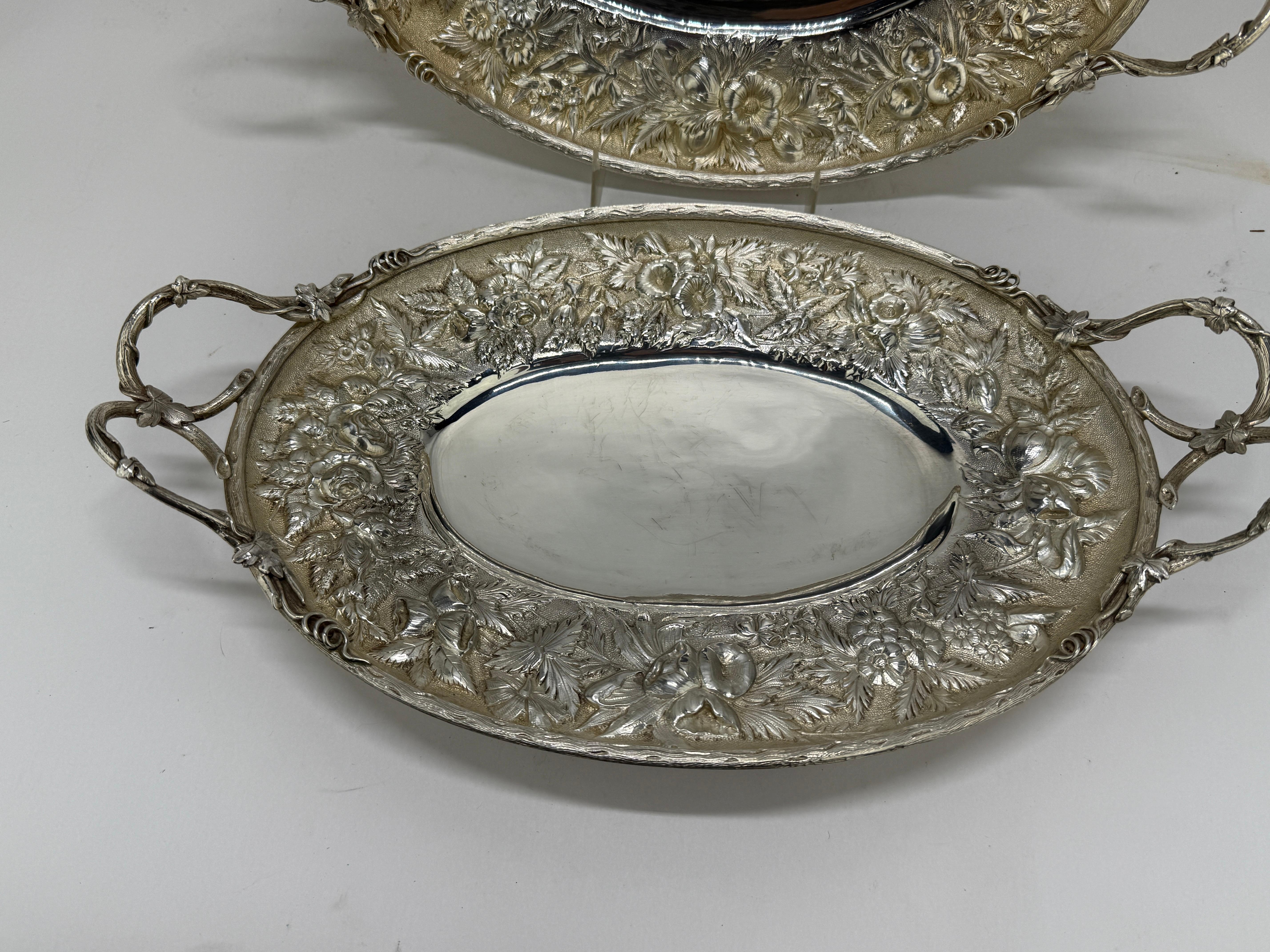 PAR RARO, S. Kirk & Sons Cestas de fruta de plata de ley con mango de vid y repoussé Estadounidense en venta