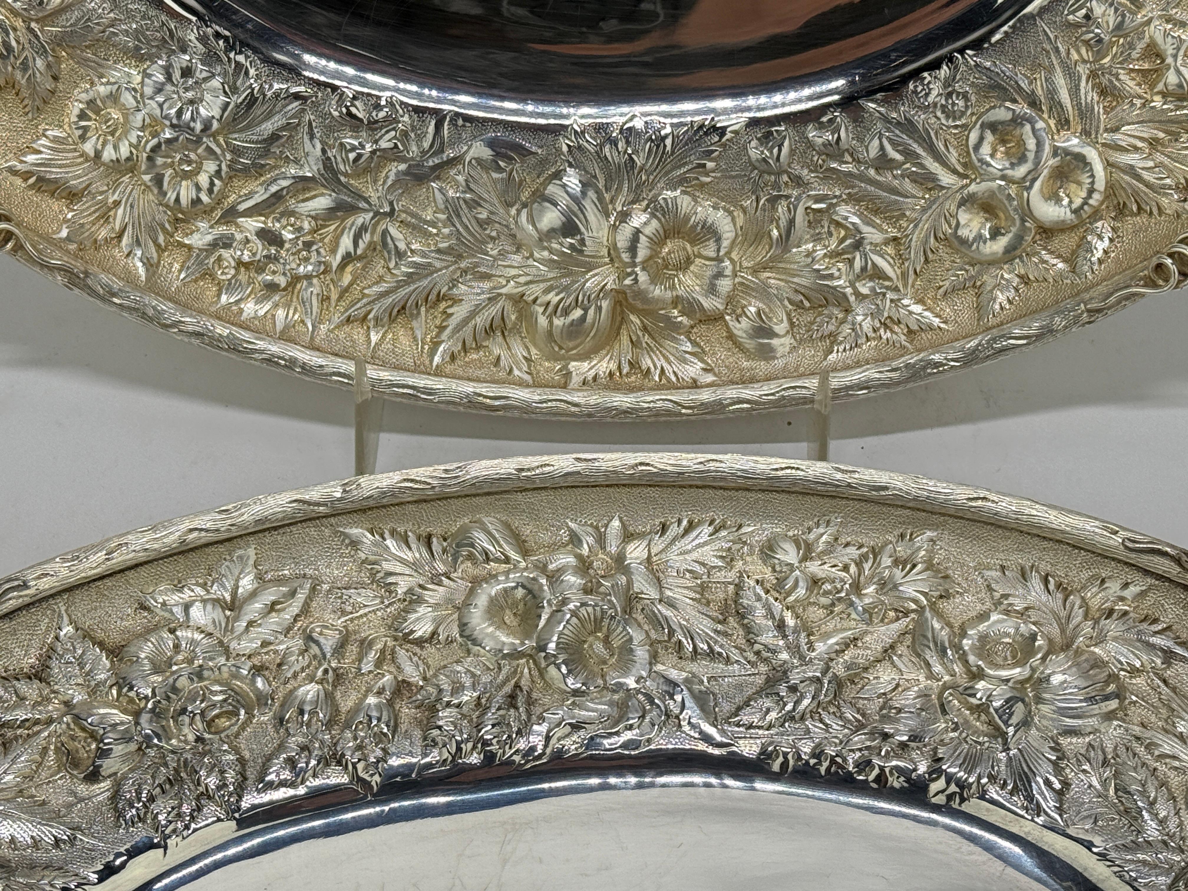 PAR RARO, S. Kirk & Sons Cestas de fruta de plata de ley con mango de vid y repoussé en Bueno estado para la venta en Atlanta, GA