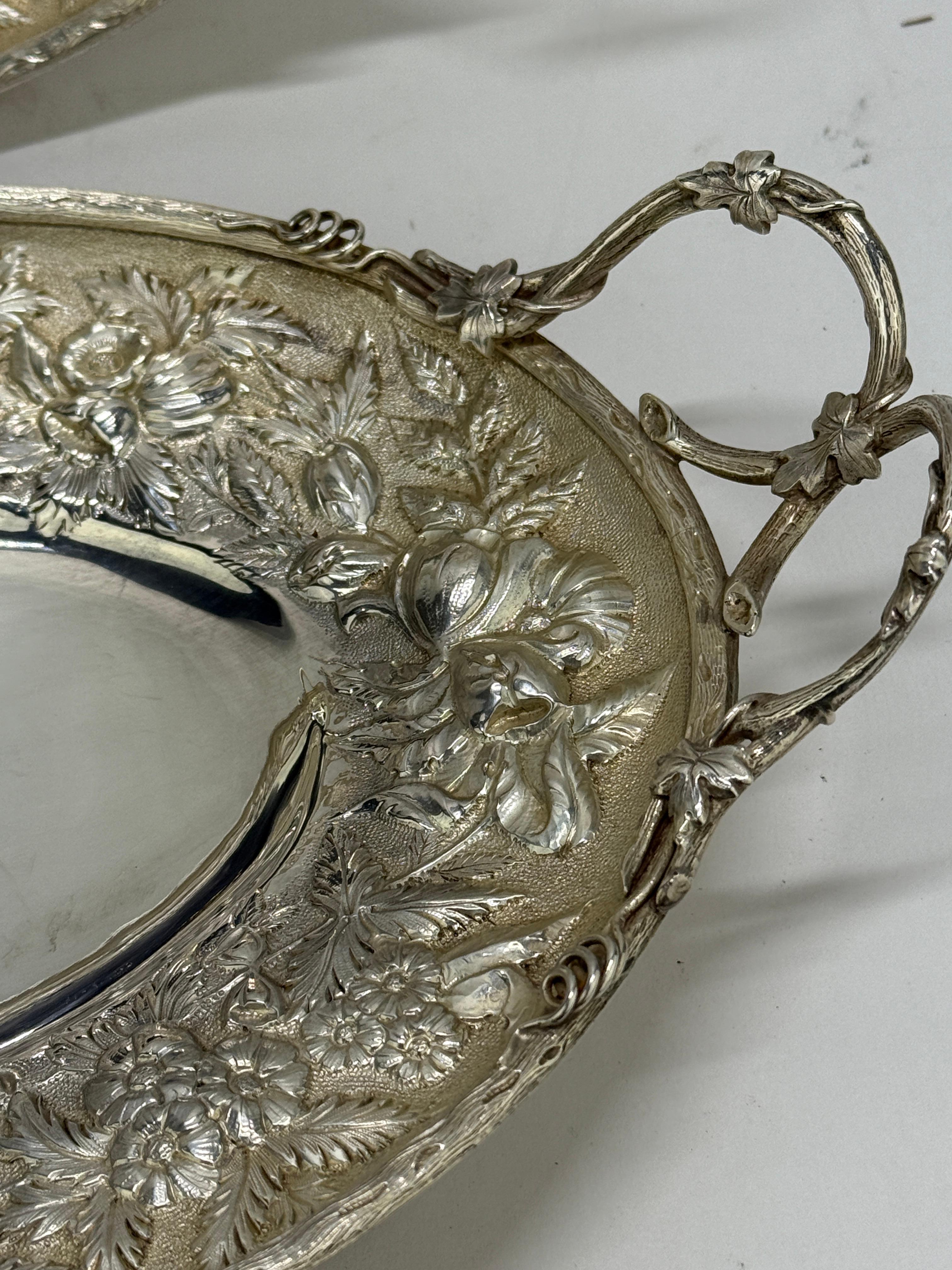PAR RARO, S. Kirk & Sons Cestas de fruta de plata de ley con mango de vid y repoussé siglo XIX en venta