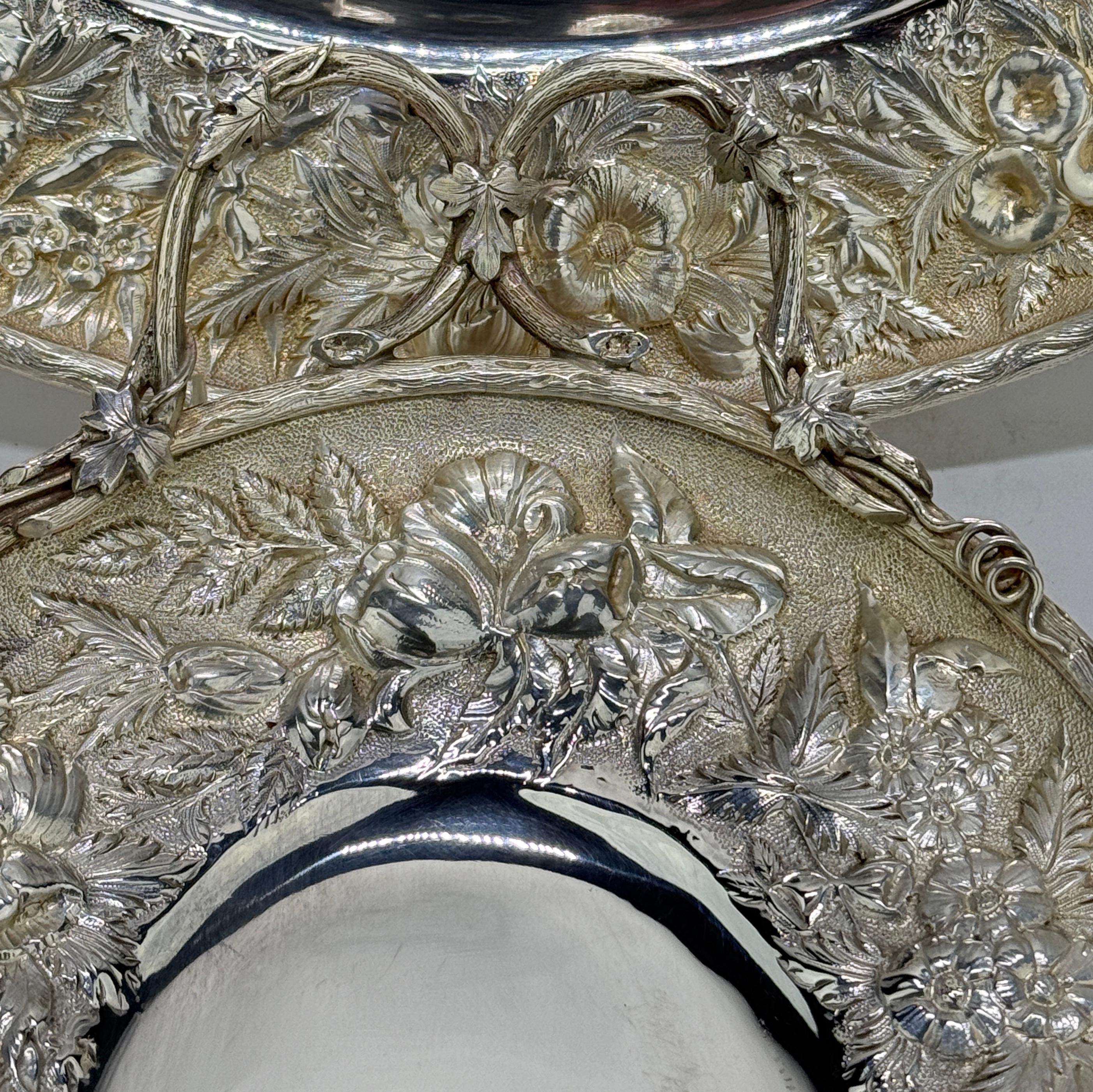 PAR RARO, S. Kirk & Sons Cestas de fruta de plata de ley con mango de vid y repoussé Plata esterlina en venta