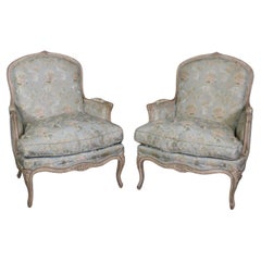 Seltenes Paar signiert Maison Jansen Distressed bemalte französische Bergere-Stühle im Louis XV.-Stil, signiert