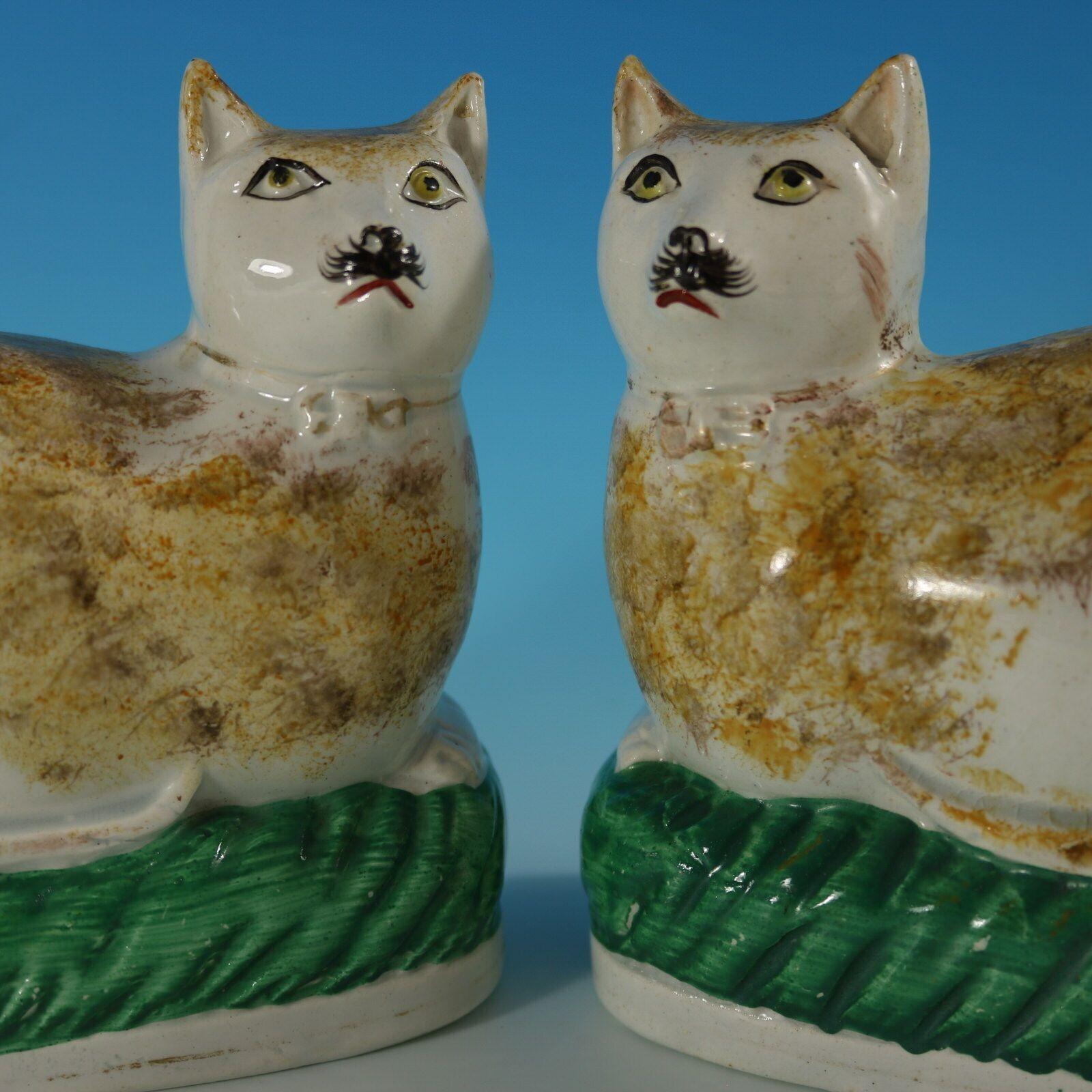 Poterie Rare paire de chats sur coussins en poterie du Staffordshire en vente