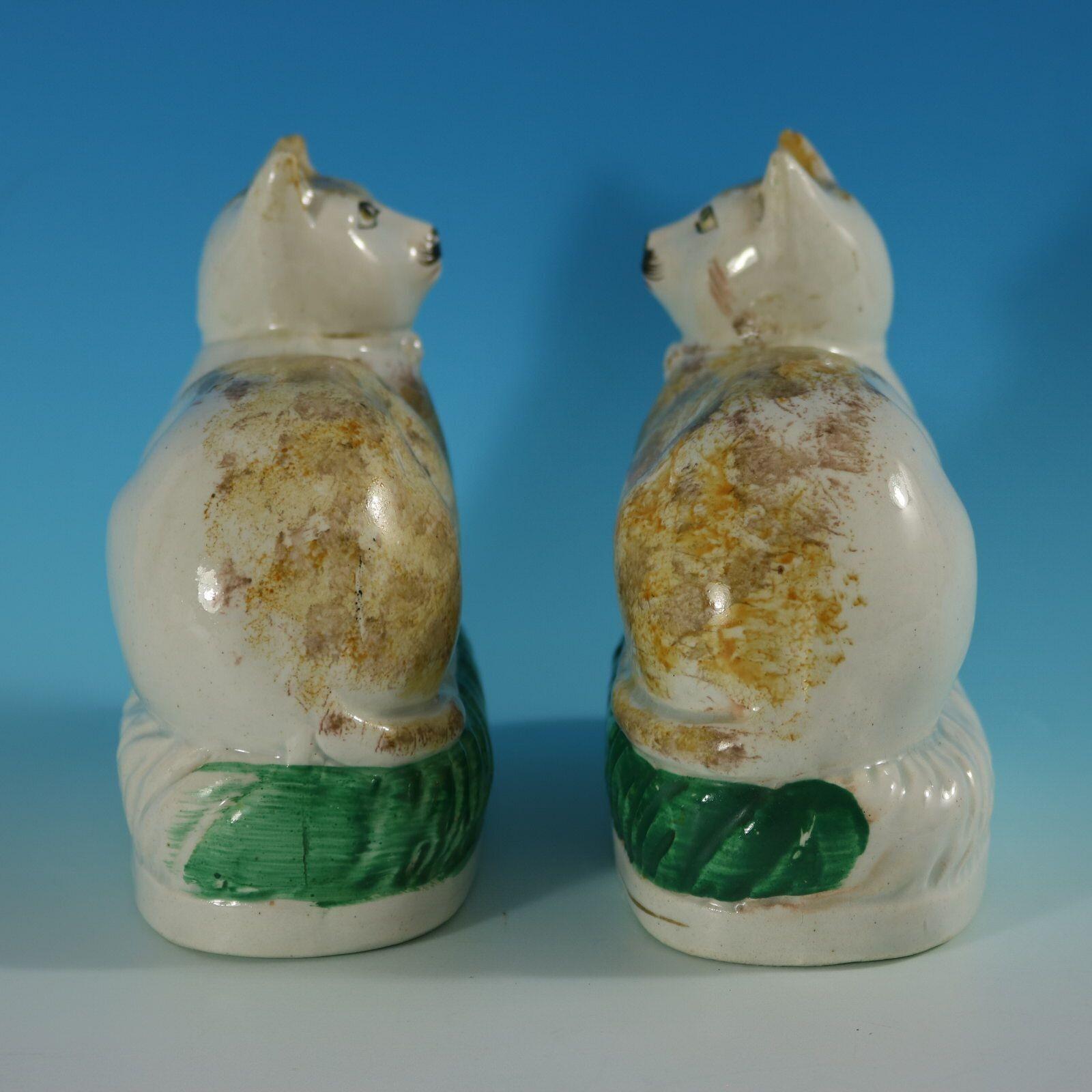 Anglais Rare paire de chats sur coussins en poterie du Staffordshire en vente