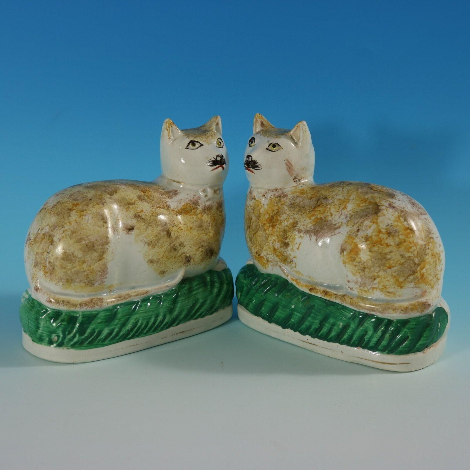 Rare Pair Staffordshire Pottery Cats on Cushions In Good Condition For Sale In Chelmsford, Essex