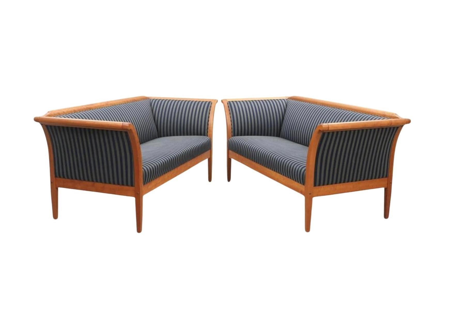 Rare paire de  Canapés suédois de style Biedermeier Empire de la fin du 20e siècle en bouleau de qualité supérieure dans une teinte claire.  chêne finition polie à la française. 

Il est en effet très rare de trouver une paire de canapés assortis