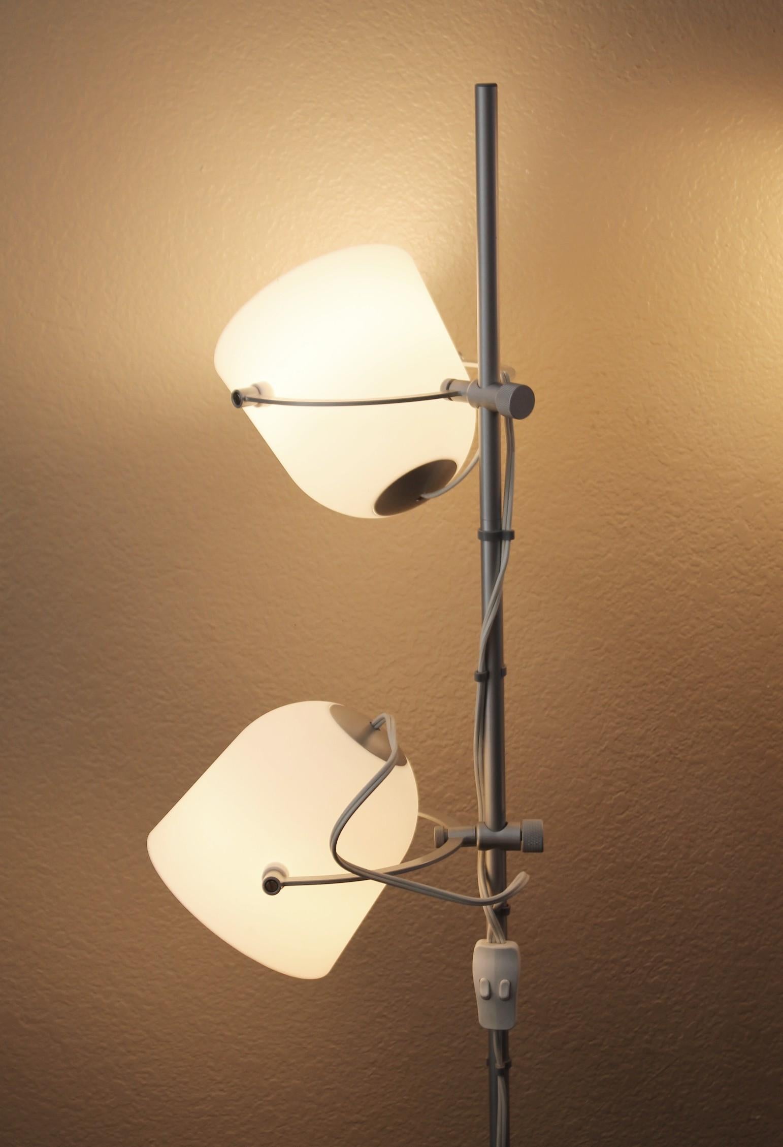 Coppia rara! Lampade da terra articolate svedesi Modern-Decor! Argento Danese in vendita 3