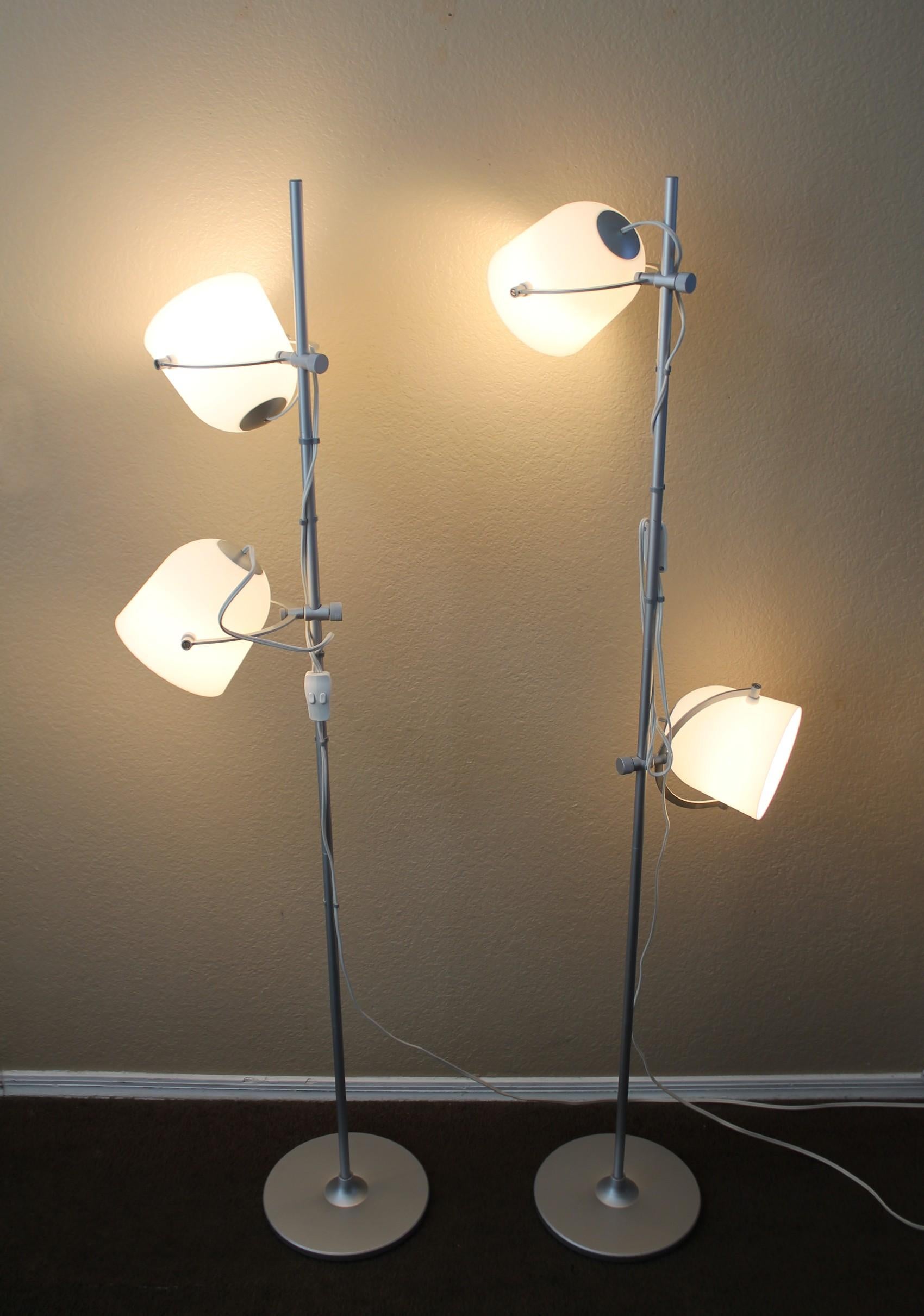 Coppia rara! Lampade da terra articolate svedesi Modern-Decor! Argento Danese in vendita 4