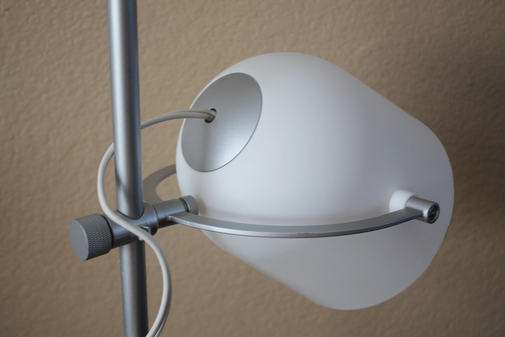 XXI secolo e contemporaneo Coppia rara! Lampade da terra articolate svedesi Modern-Decor! Argento Danese in vendita