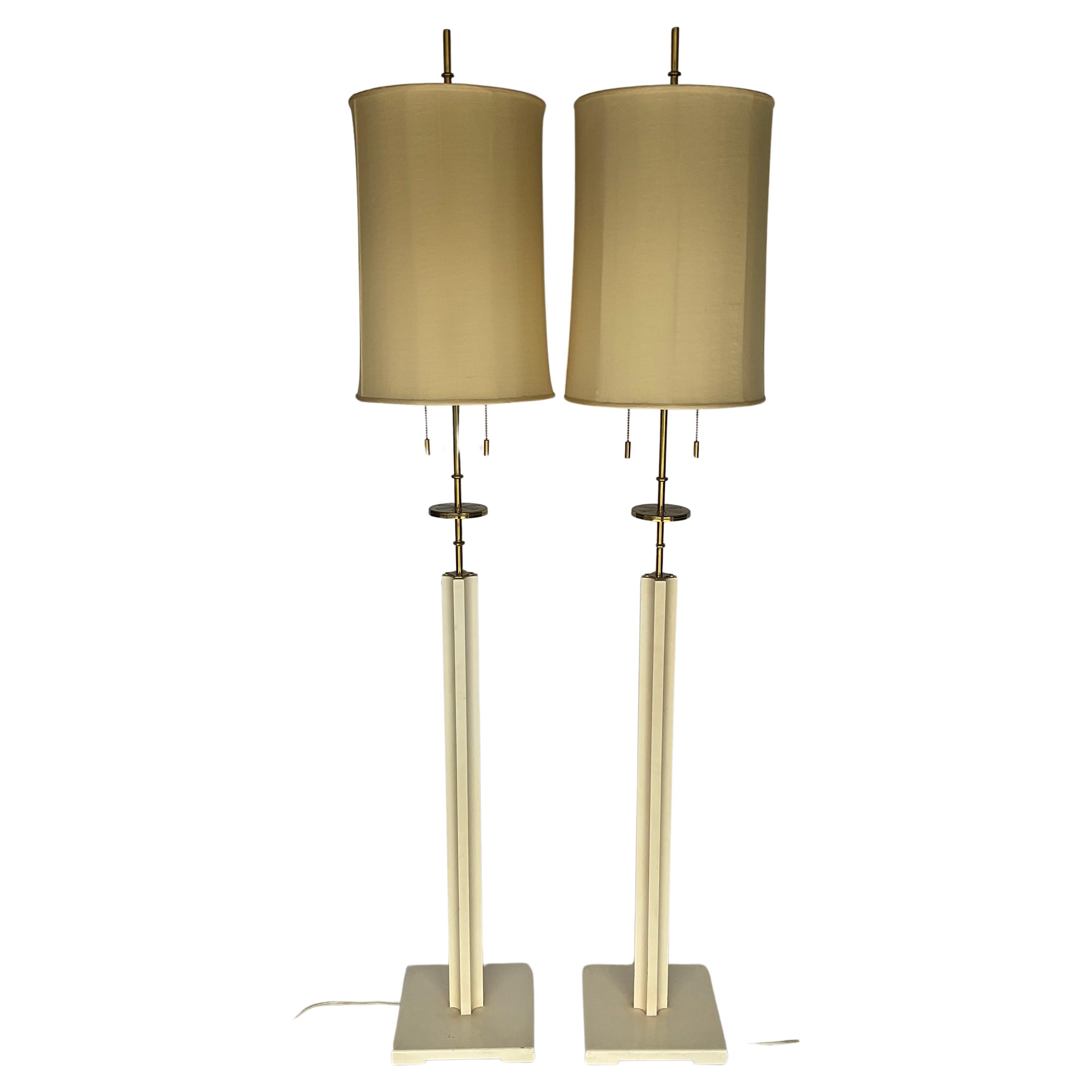 Seltene PAIR Tommi Parzinger Modell 6362 Stehlampen Original Oberfläche und Schirmen im Angebot