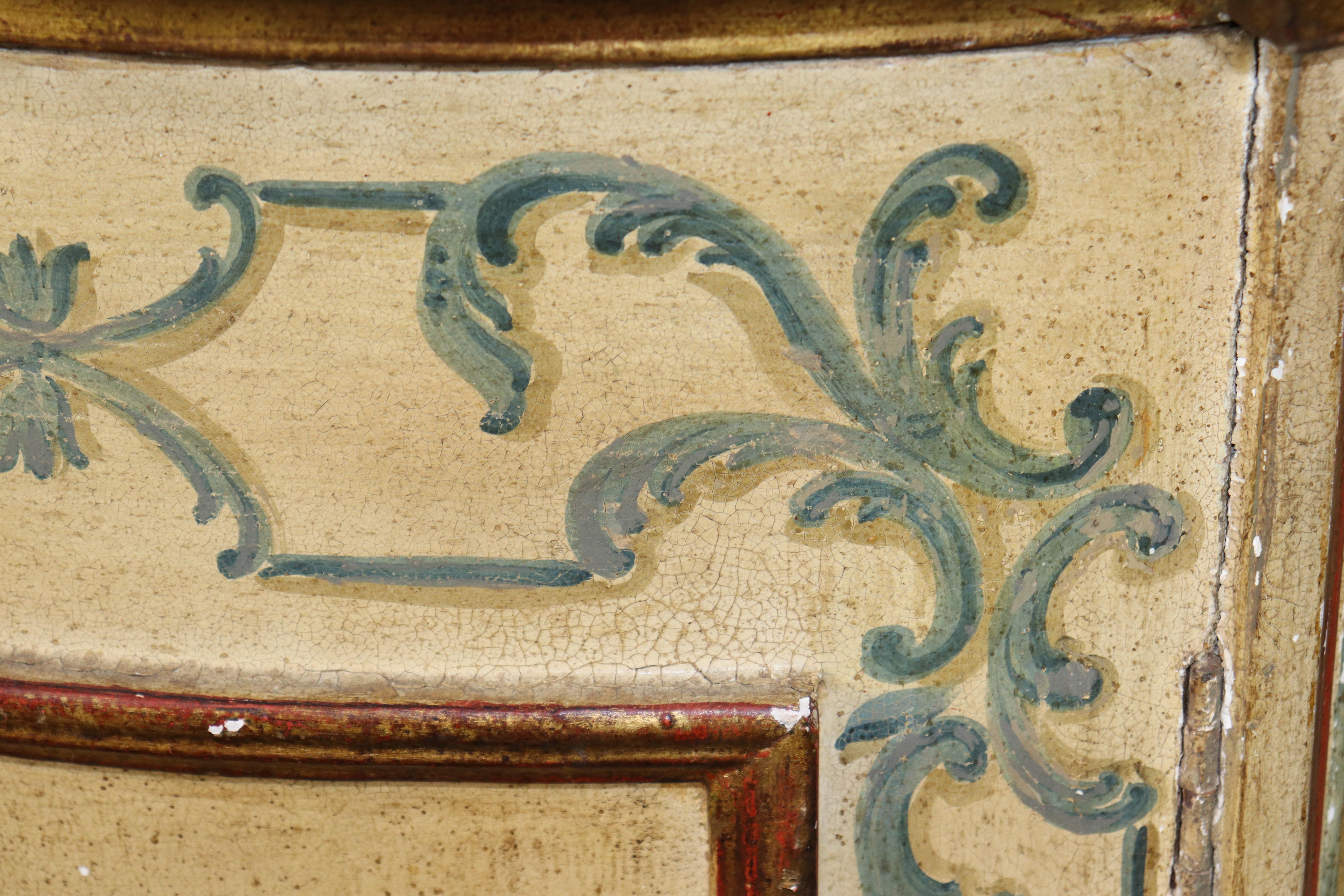 Rara coppia di armadi ad angolo decorati con vernice veneziana CIRCA 1890 in vendita 3