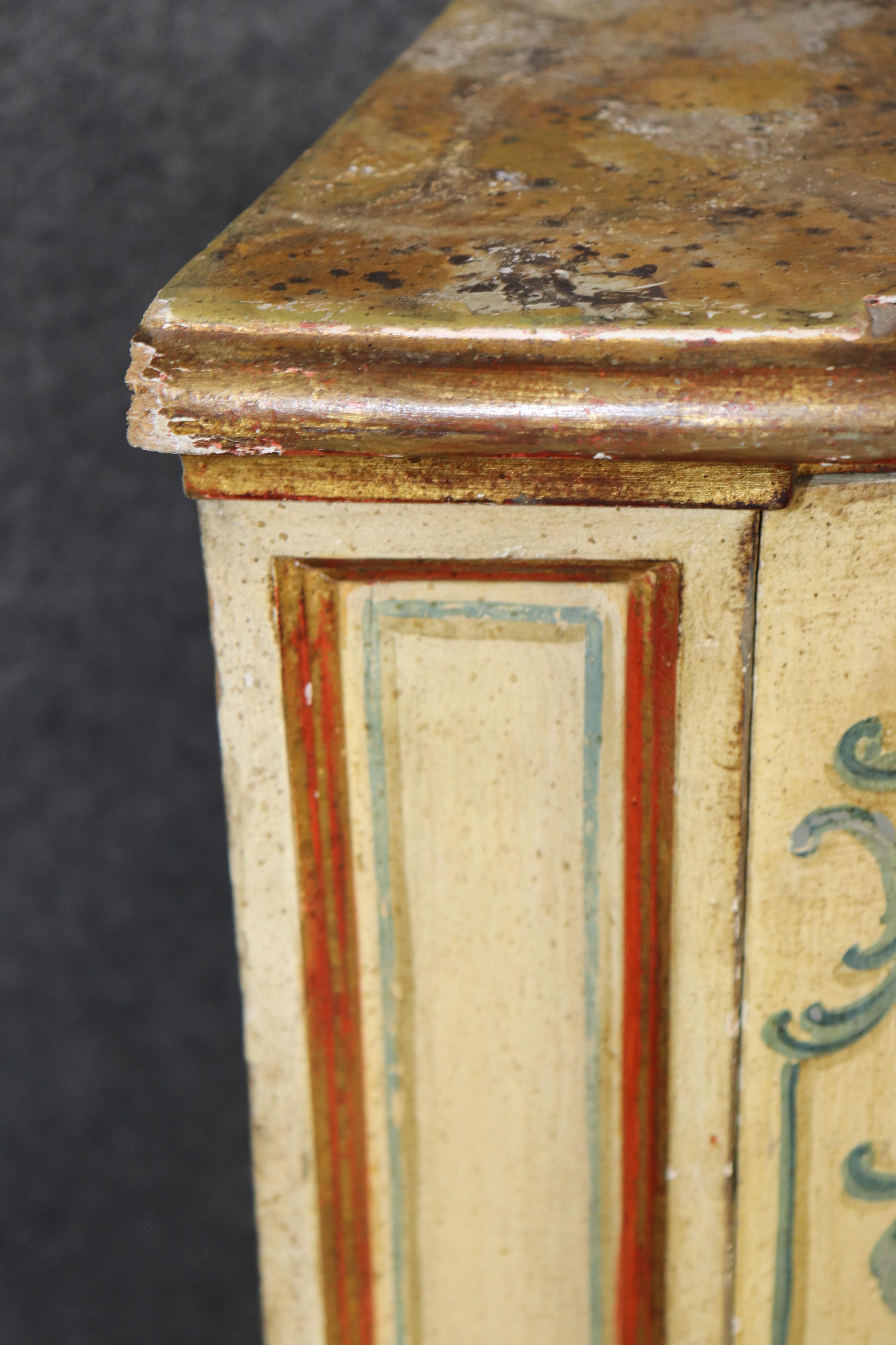 Rara coppia di armadi ad angolo decorati con vernice veneziana CIRCA 1890 in vendita 4