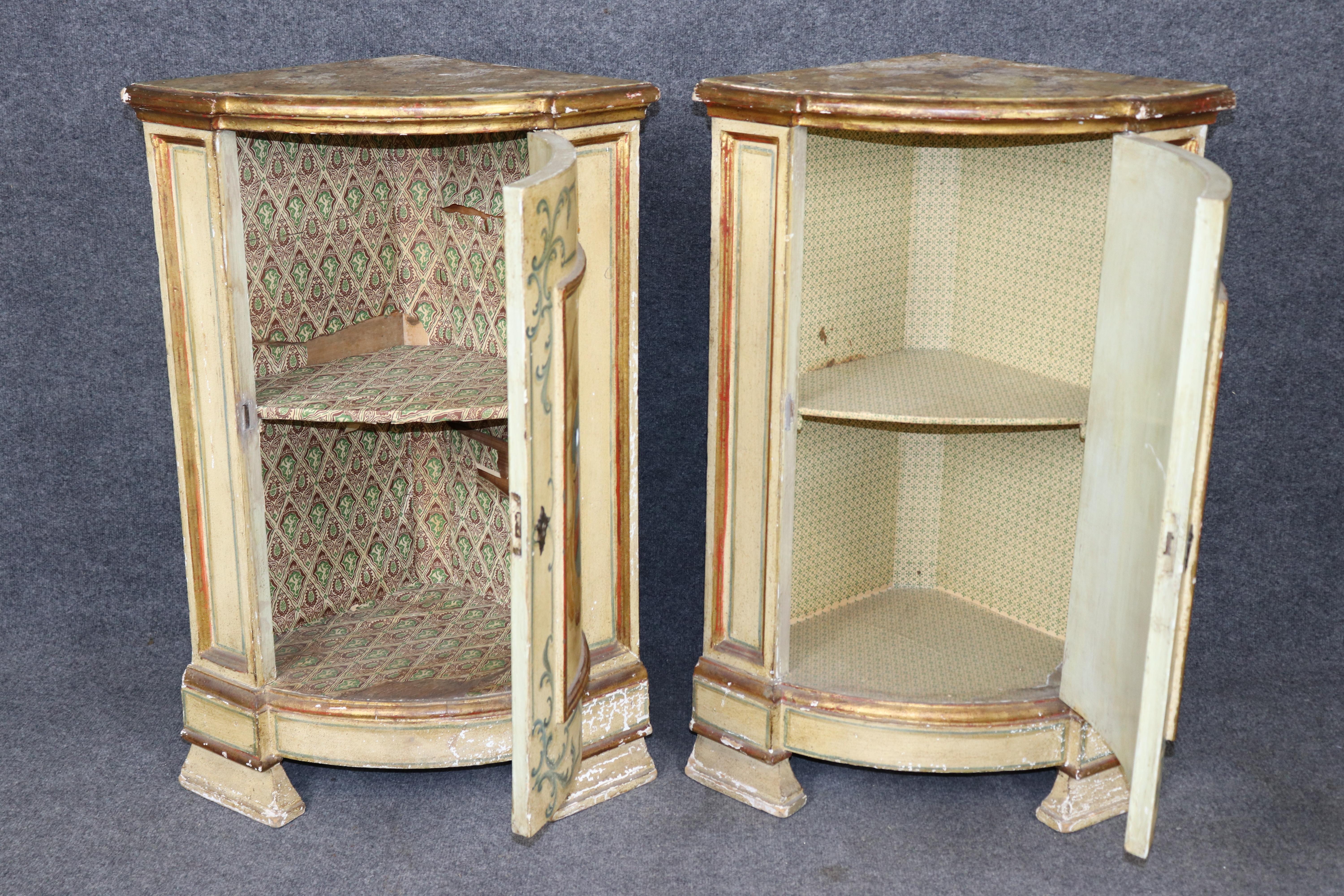 Neoclassico Rara coppia di armadi ad angolo decorati con vernice veneziana CIRCA 1890 in vendita