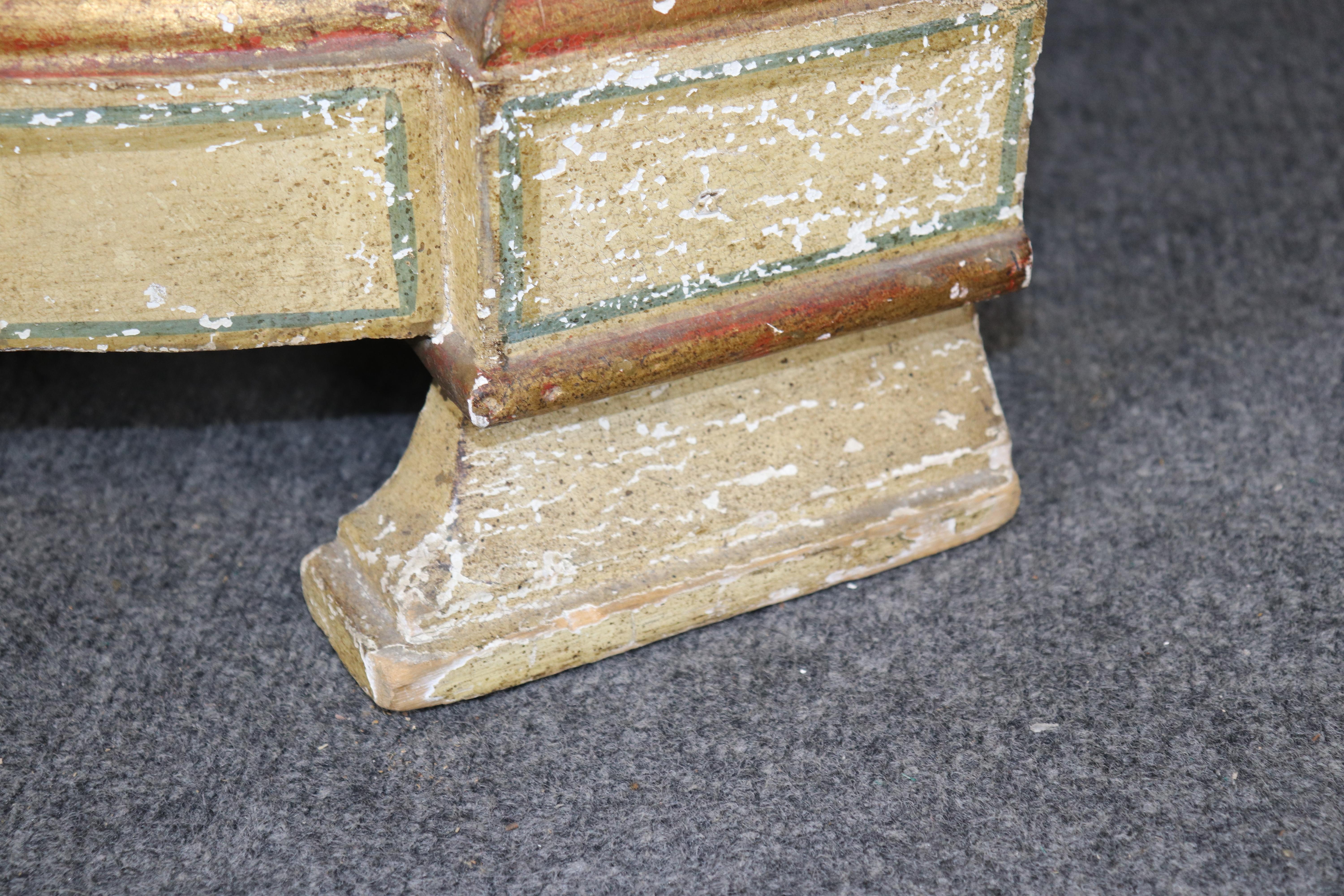 Italiano Rara coppia di armadi ad angolo decorati con vernice veneziana CIRCA 1890 in vendita