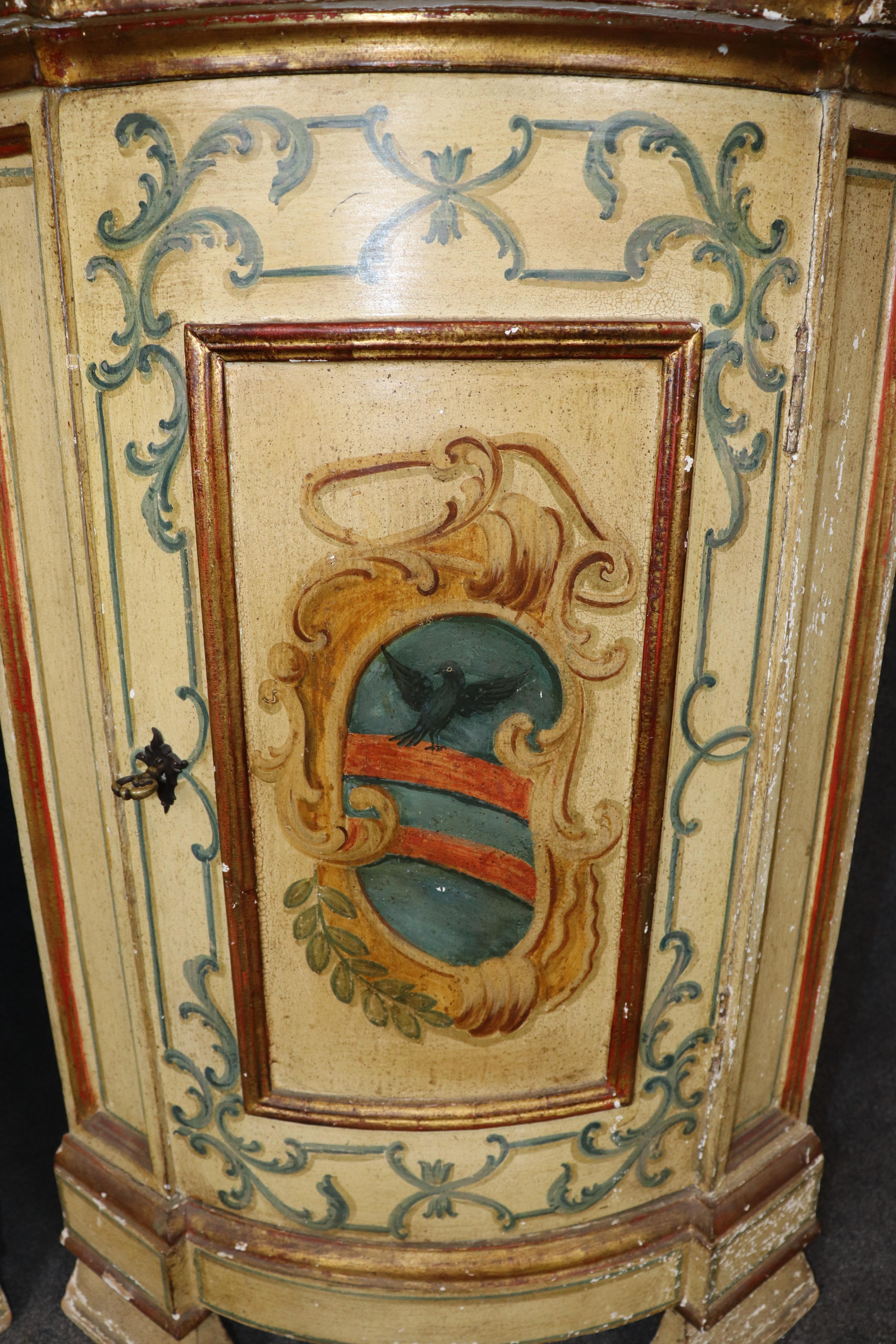 Rara coppia di armadi ad angolo decorati con vernice veneziana CIRCA 1890 In condizioni buone in vendita a Swedesboro, NJ