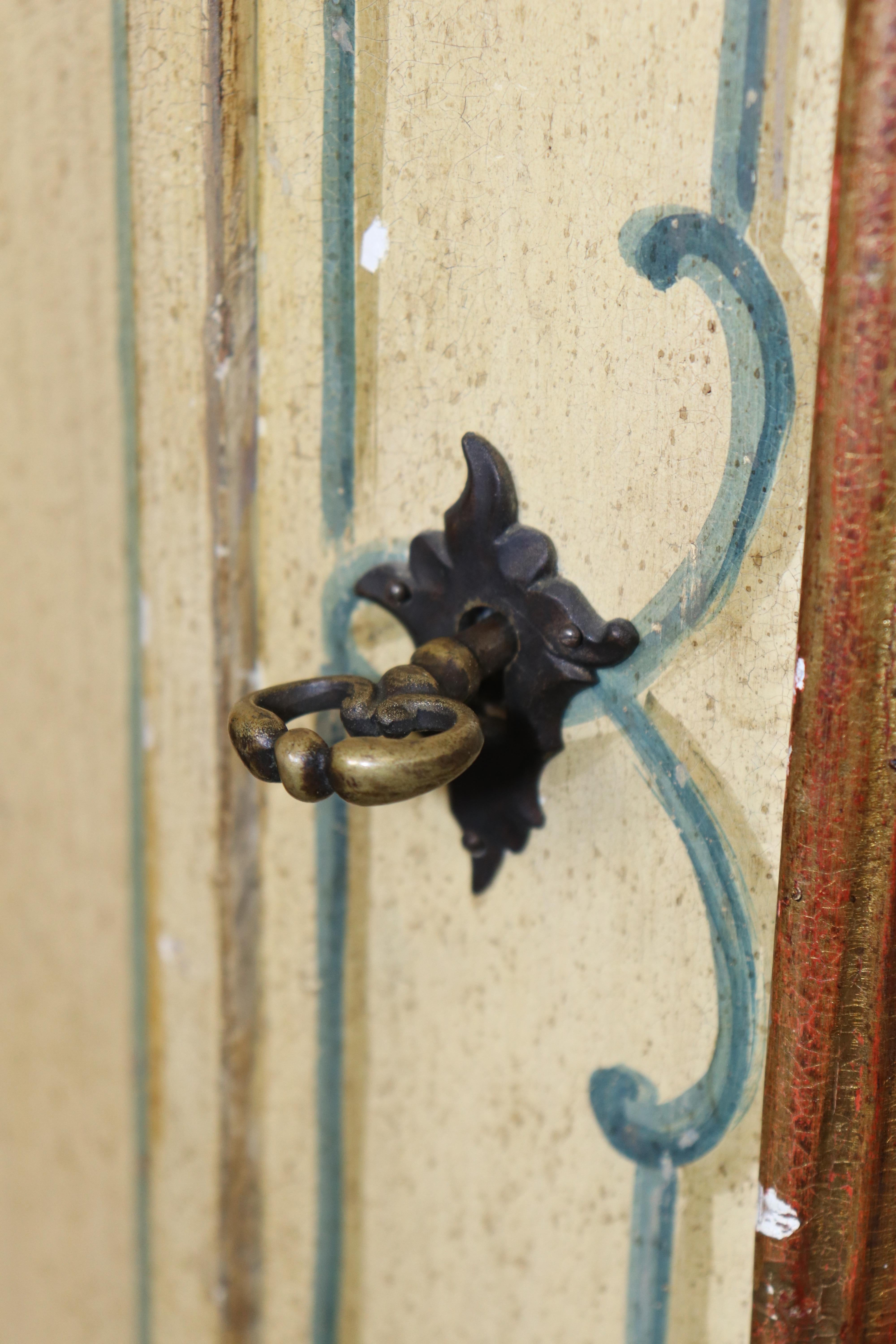 Noce Rara coppia di armadi ad angolo decorati con vernice veneziana CIRCA 1890 in vendita