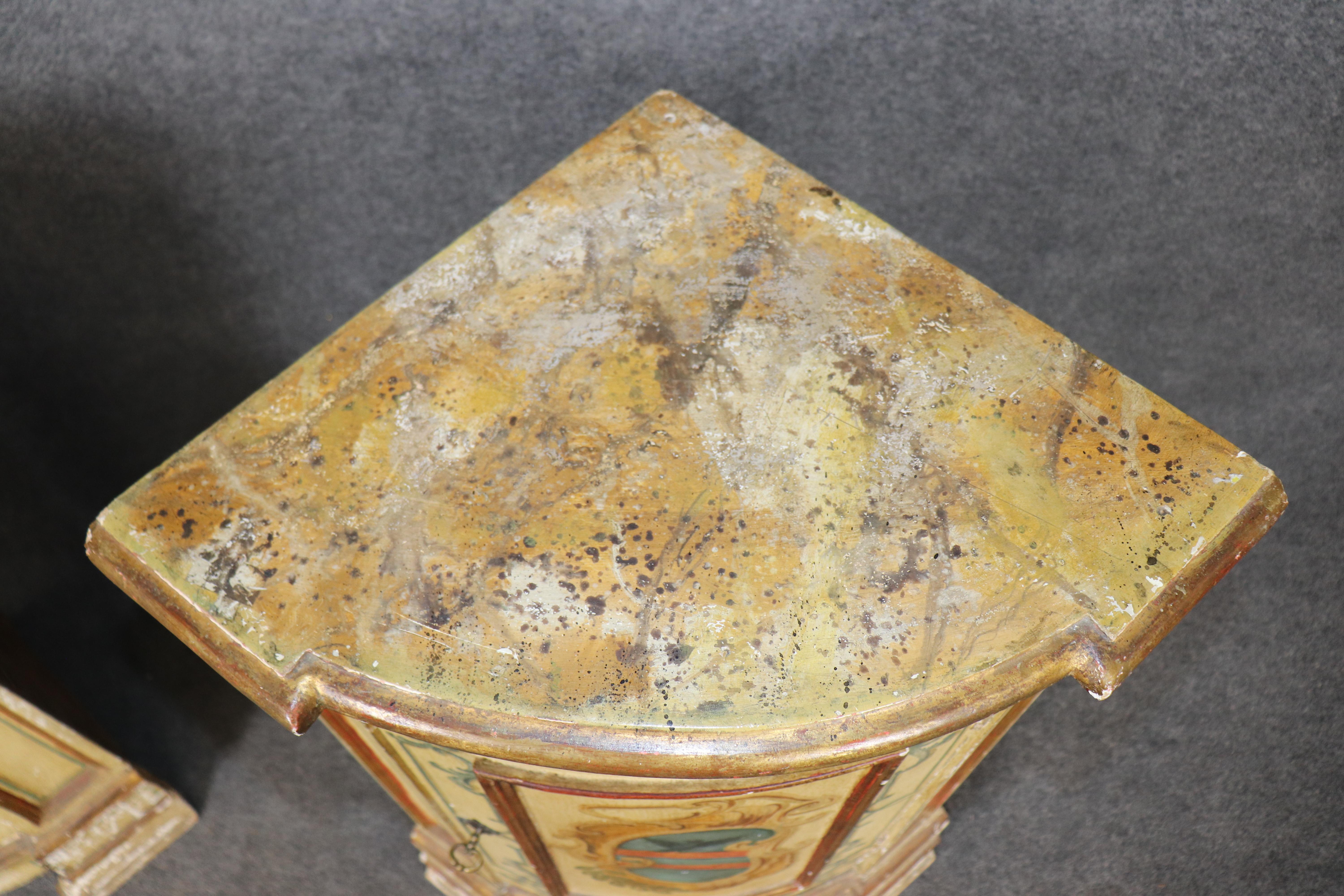 Rara coppia di armadi ad angolo decorati con vernice veneziana CIRCA 1890 in vendita 1