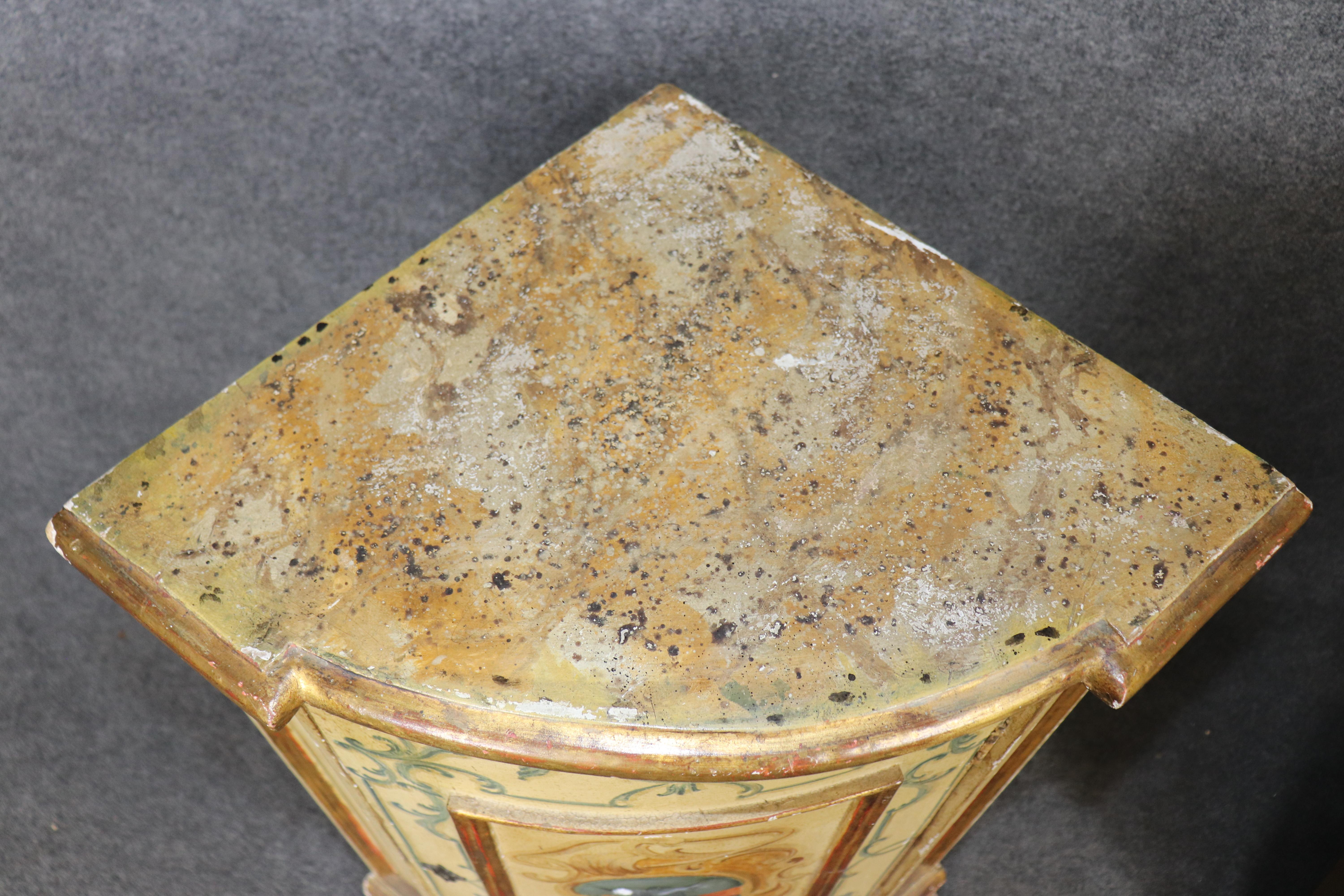 Rara coppia di armadi ad angolo decorati con vernice veneziana CIRCA 1890 in vendita 2