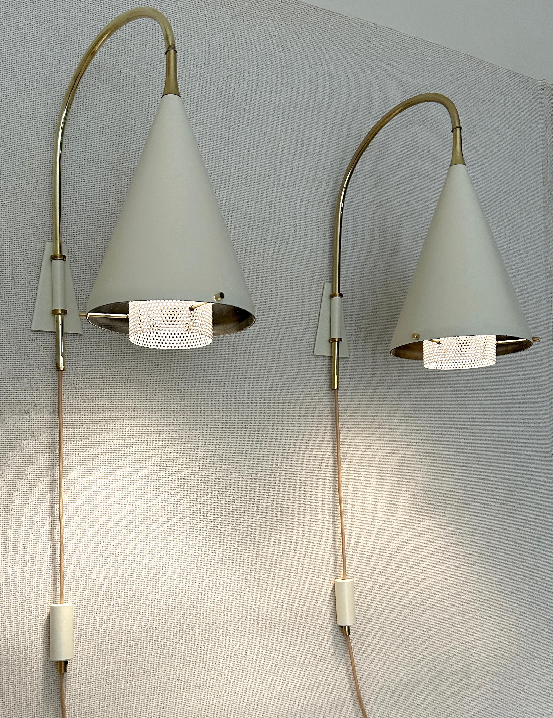 Elegante y versátil, este par de apliques de Gerald Thurston que proporciona una iluminación elegante con un enfoque sofisticado de la iluminación de apliques de pared. 17,5