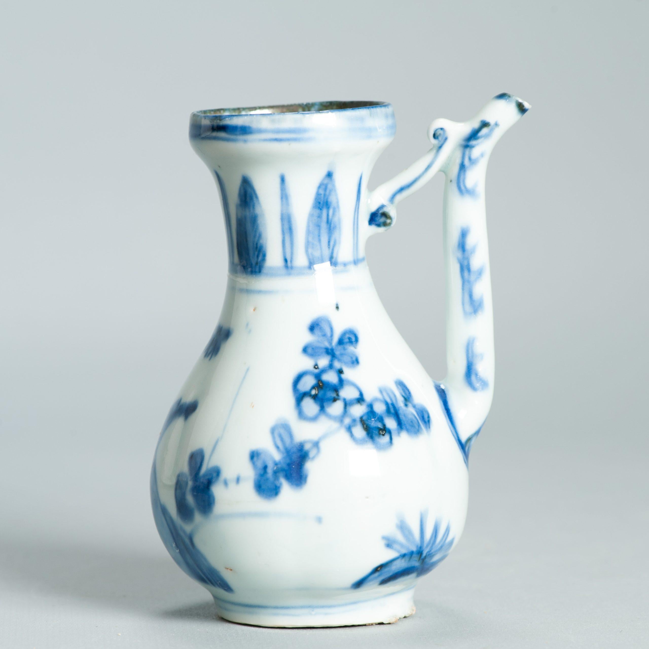 Rare paire d'aiguières chinoises miniatures bleues et blanches Whiting ca1600 Décor d'oiseaux et de fleurs en vente 3